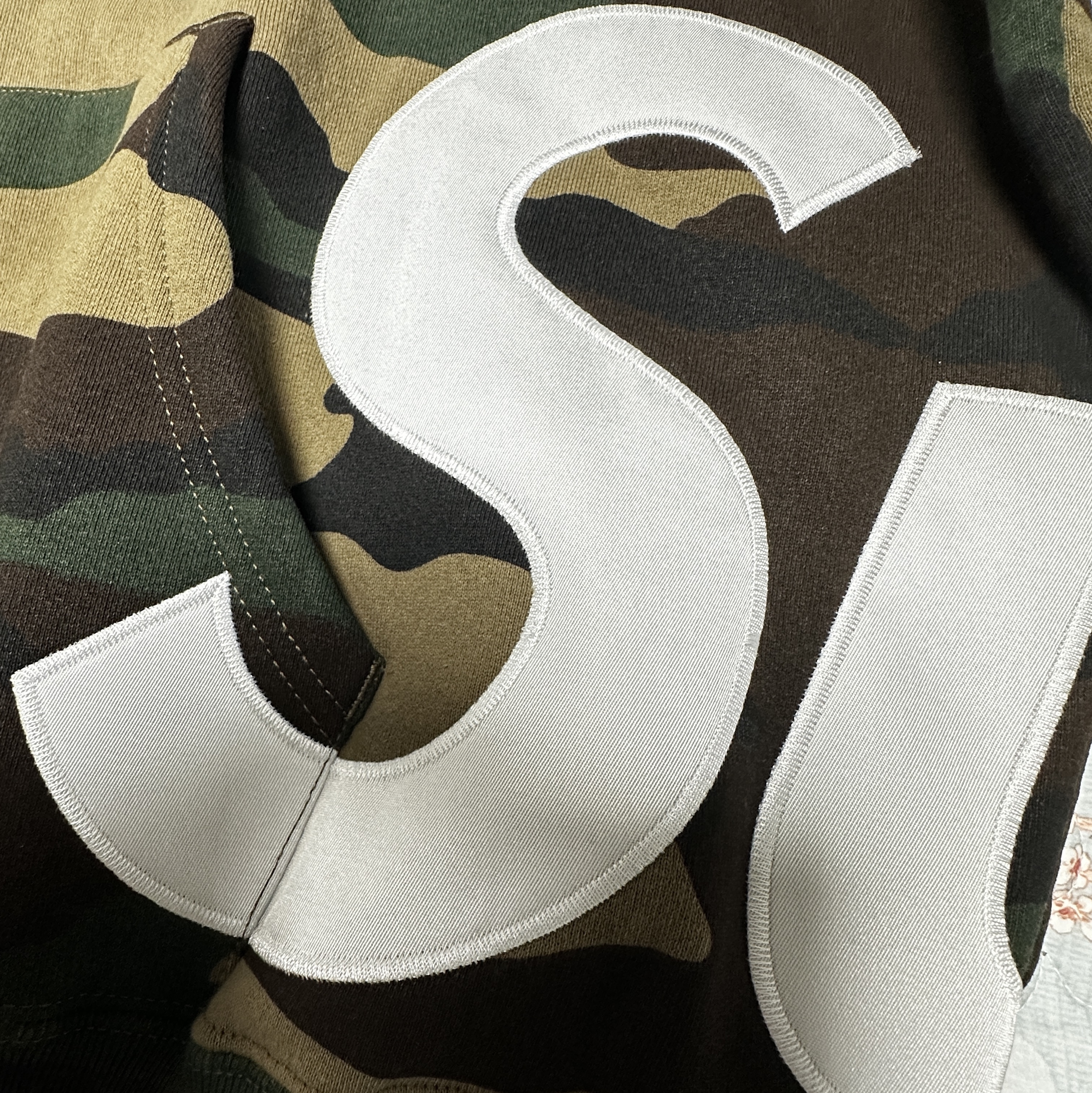Supreme Big Logo Zip Up Hooded Sweatshirt Woodland Camo - 25SS 착용 스타일 - 1