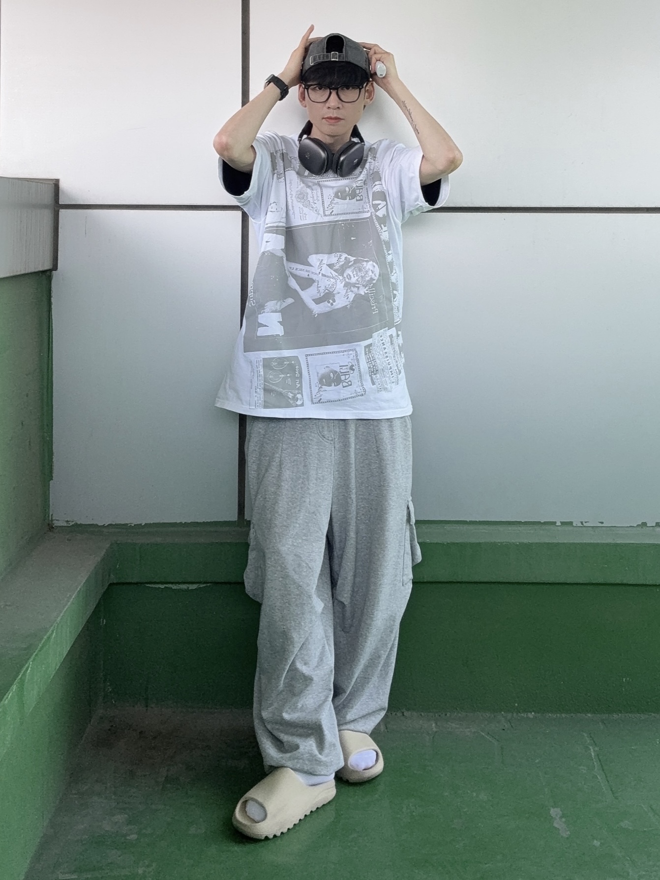 Adidas Yeezy Slide Bone 2022/2023, Supreme Collage T-Shirt White - 24SS 착용 스타일 - 4
