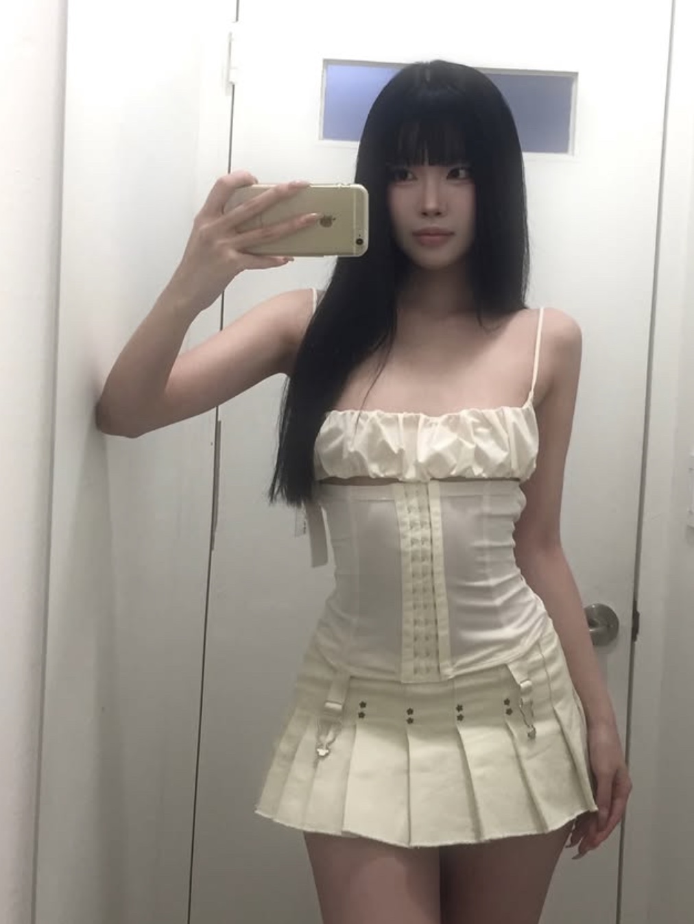 Bonnae Star Rivet Pleated Skort Ivory, Bonnae Star Rivet Pleated Skort Black 착용 스타일