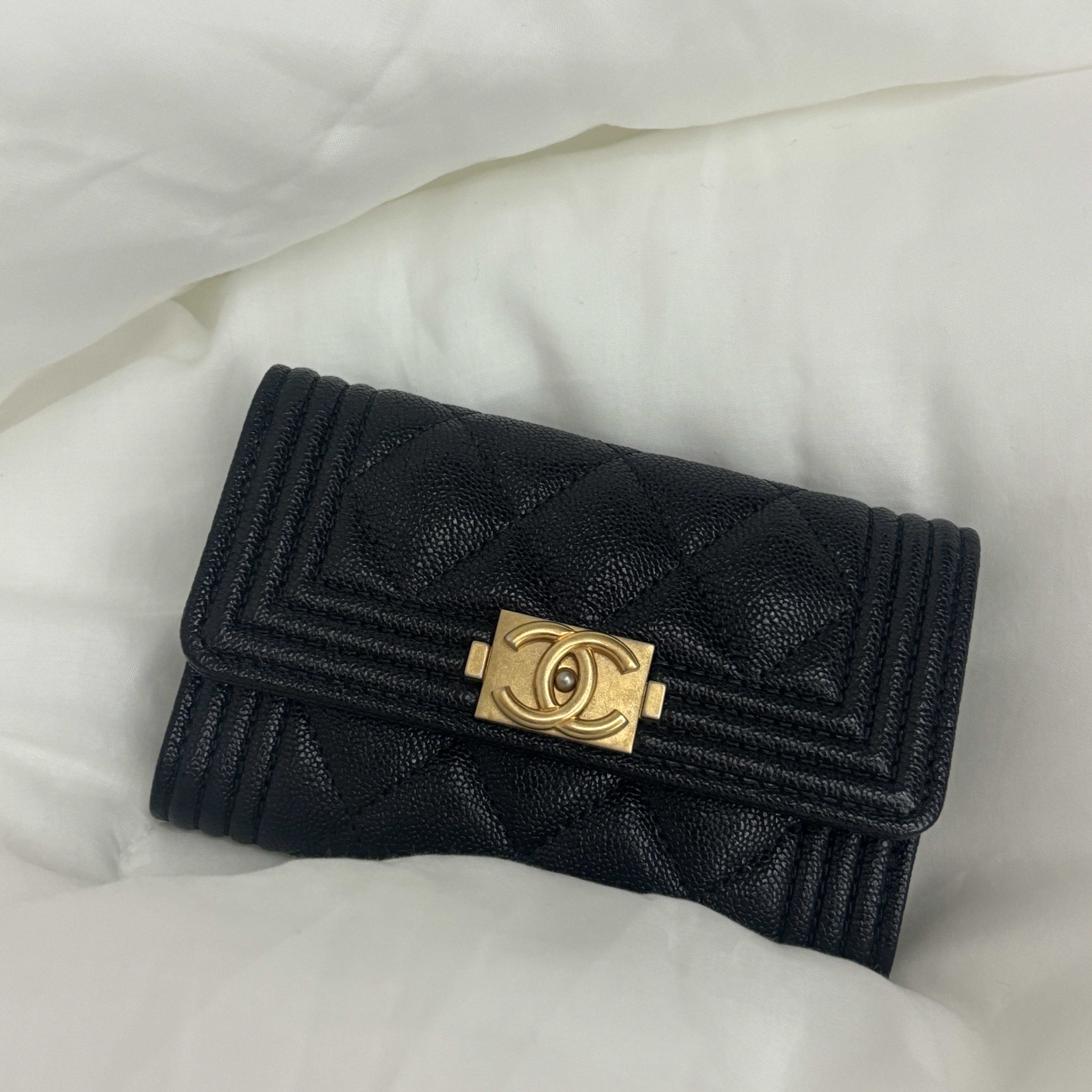 Chanel Boy Chanel Flap Card Holder Grained Calfskin & Gold Black 착용 스타일