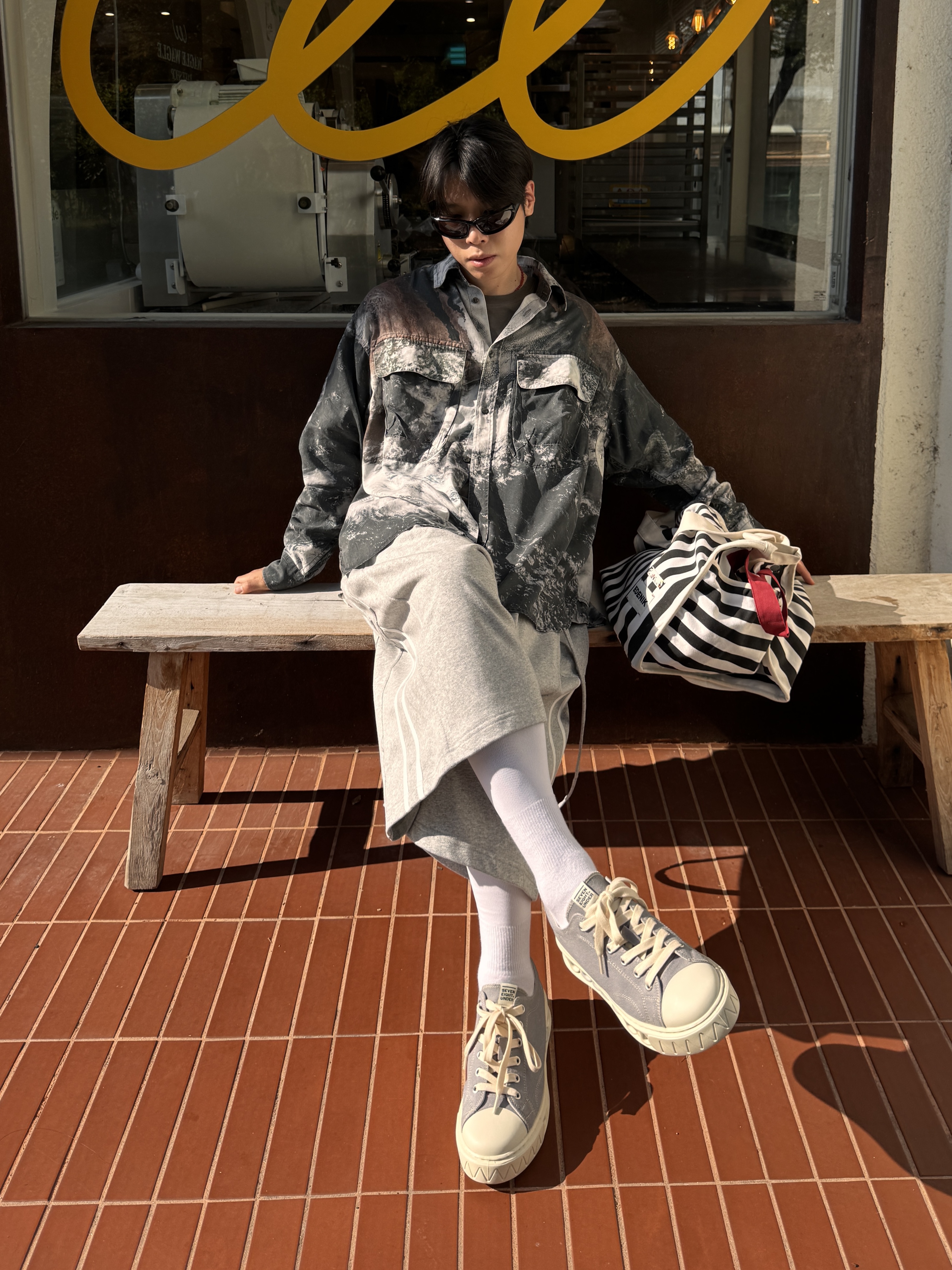Balenciaga Swift Oval Sunglasses Black 착용 스타일 - 2