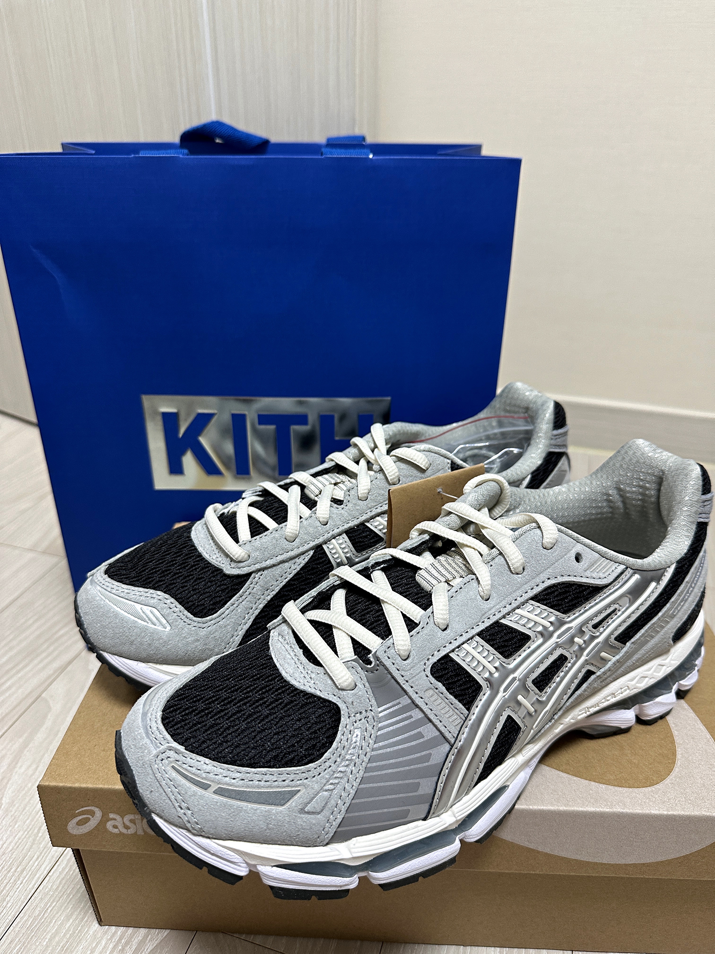 Asics x Kith Gel-Kayano 12.1 Peat Cream 착용 스타일