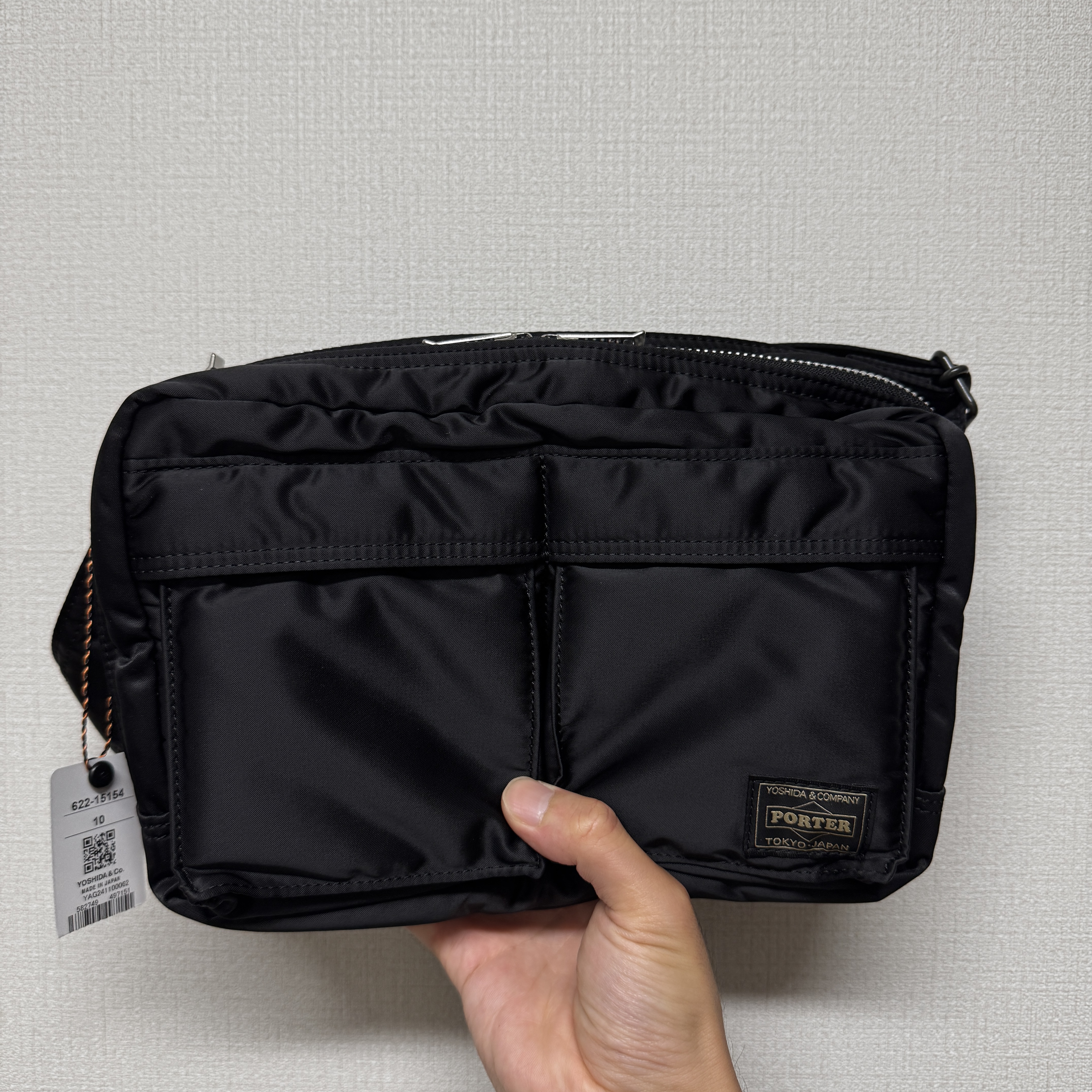Porter All New Tanker Sling Bag Zip Black 착용 스타일 - 3