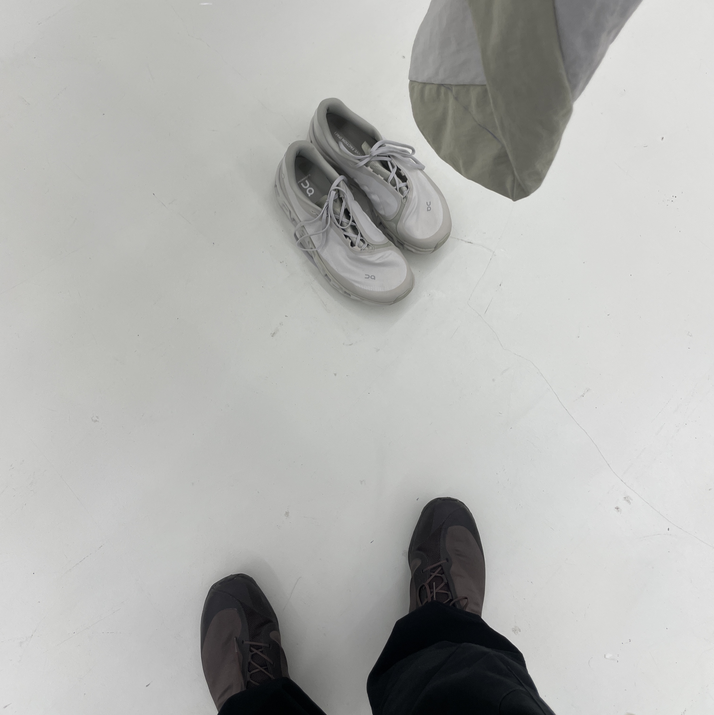 On Running x Post Archive Faction (Paf) Cloudventure Peak Cacao Espresso, On Running x Post Archive Faction (Paf) Cloudmonster 2 Moondust Chalk 착용 스타일 - 1