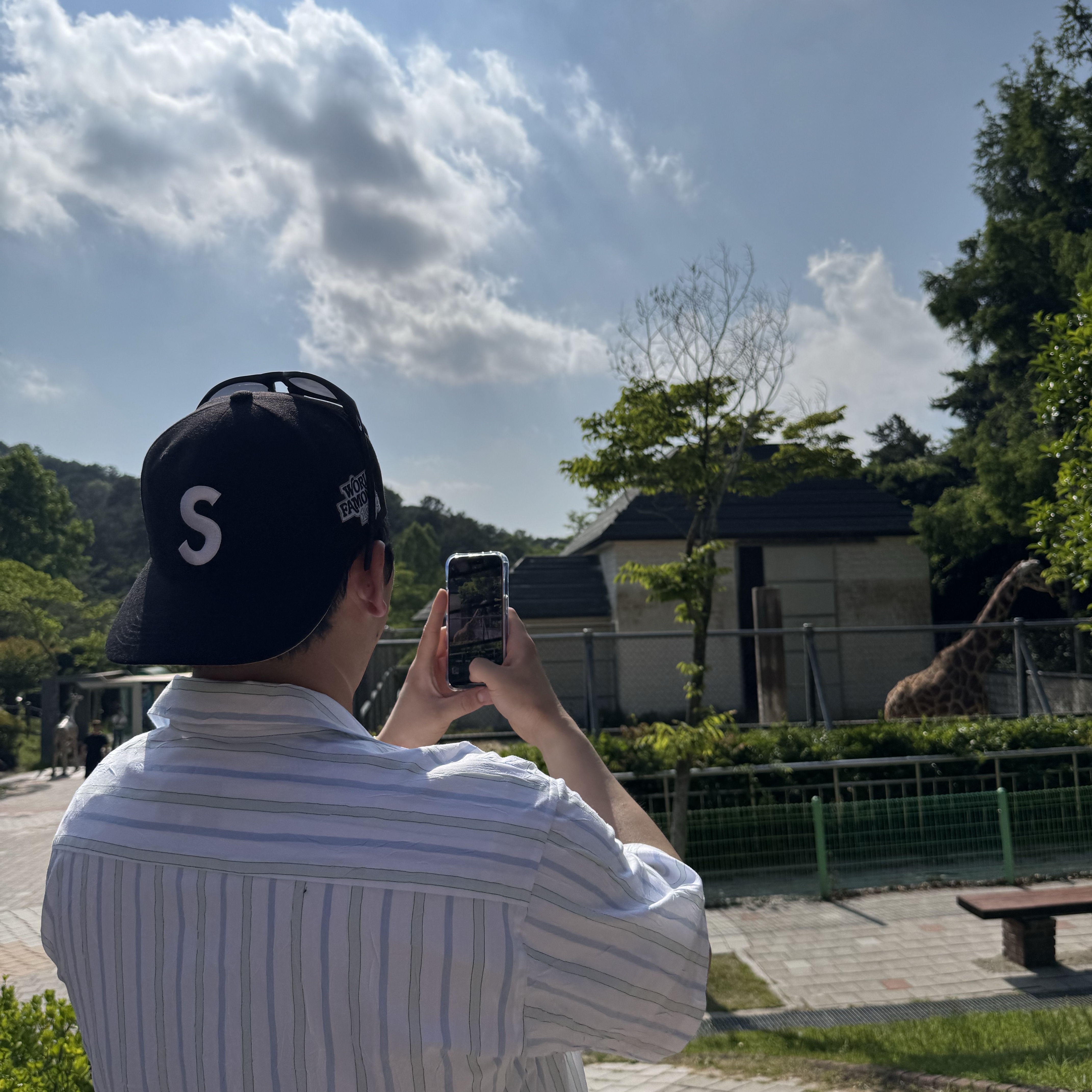 Supreme World Famous S Logo 6-Panel Black 착용 스타일