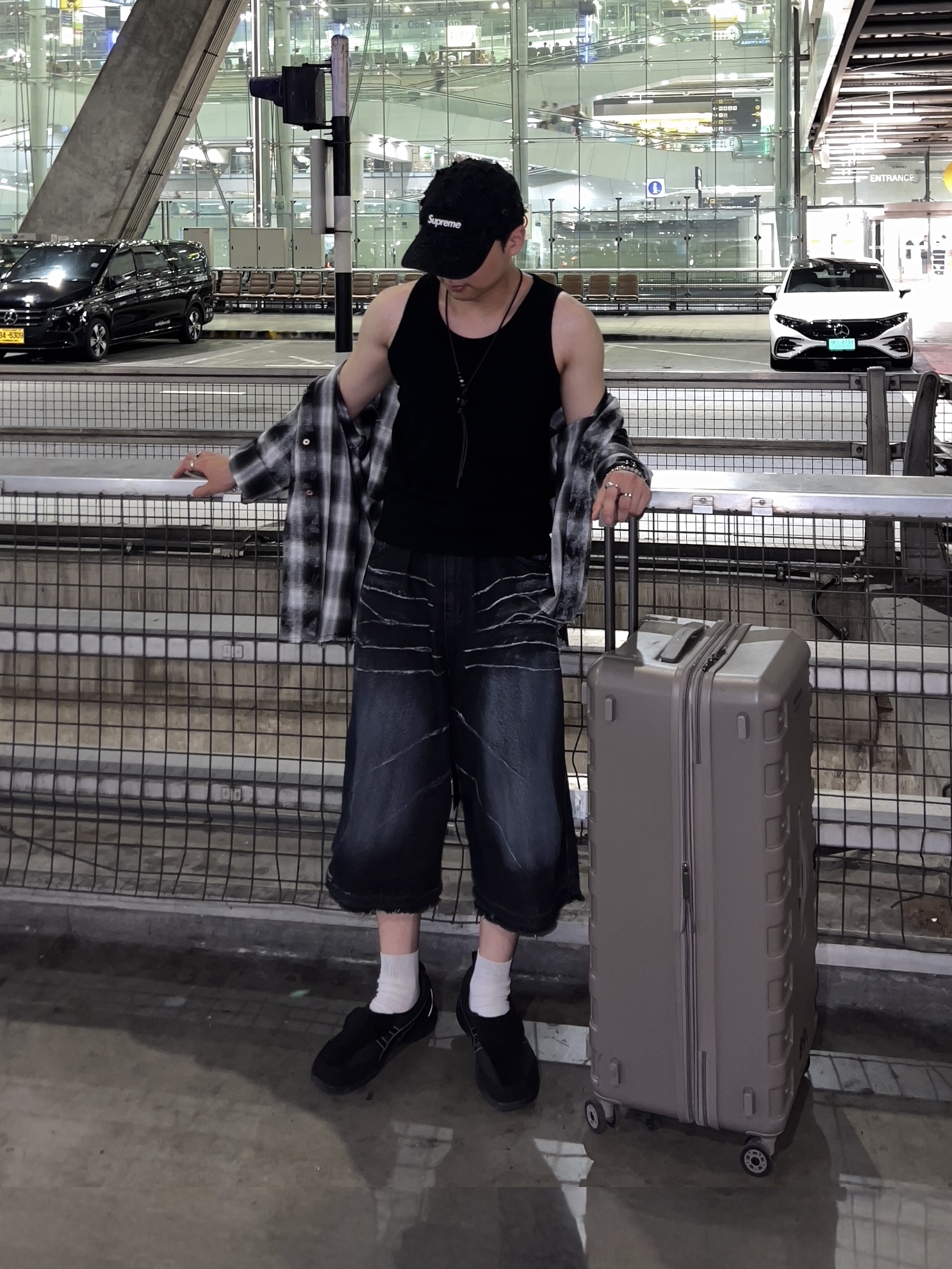 Supreme Griffin Camp Cap Black - 22FW 착용 스타일