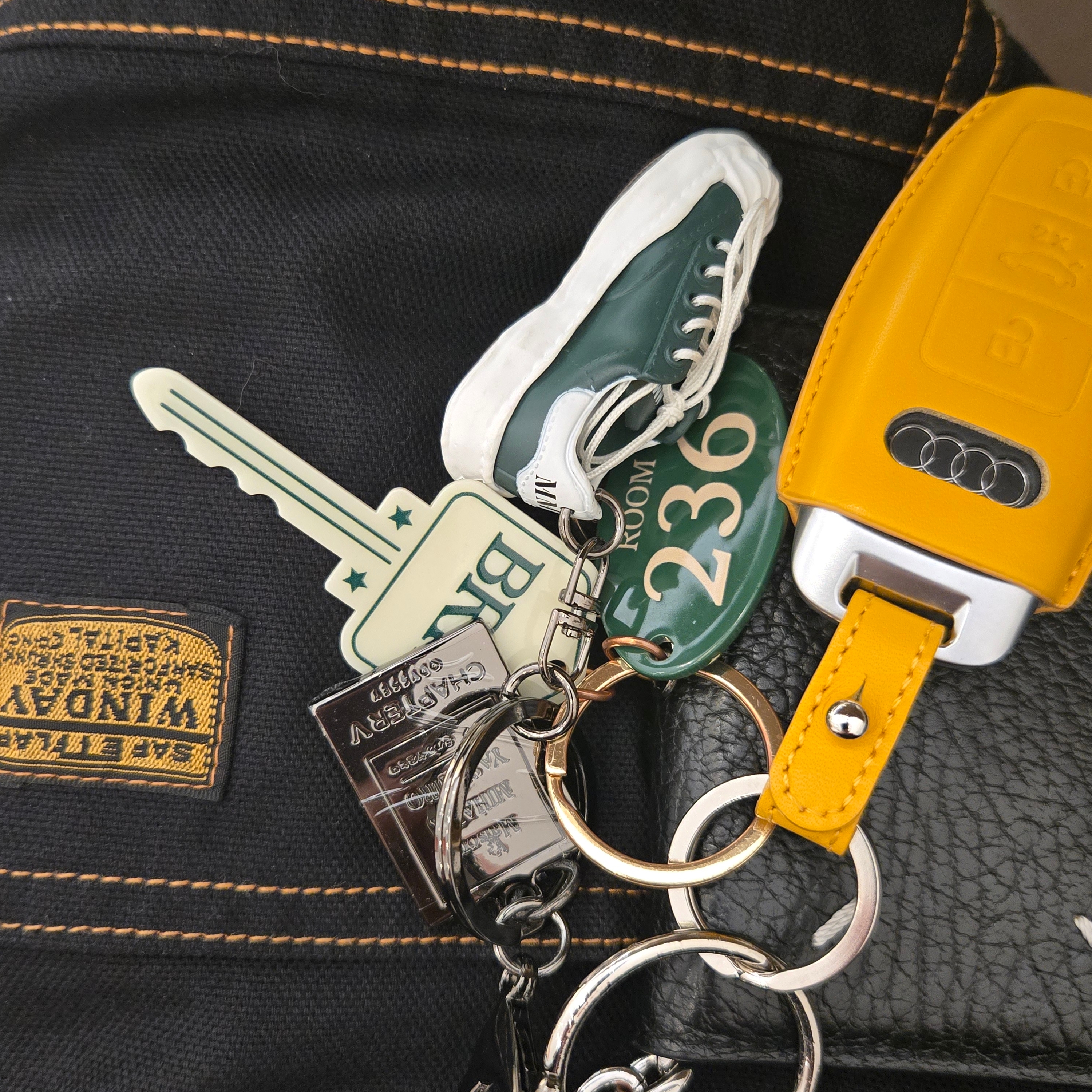 Odyssey x Maison Mihara Yasuhiro Blakey Keyring Green, Maison Margiela Bovine Leather Card Holder Black 착용 스타일