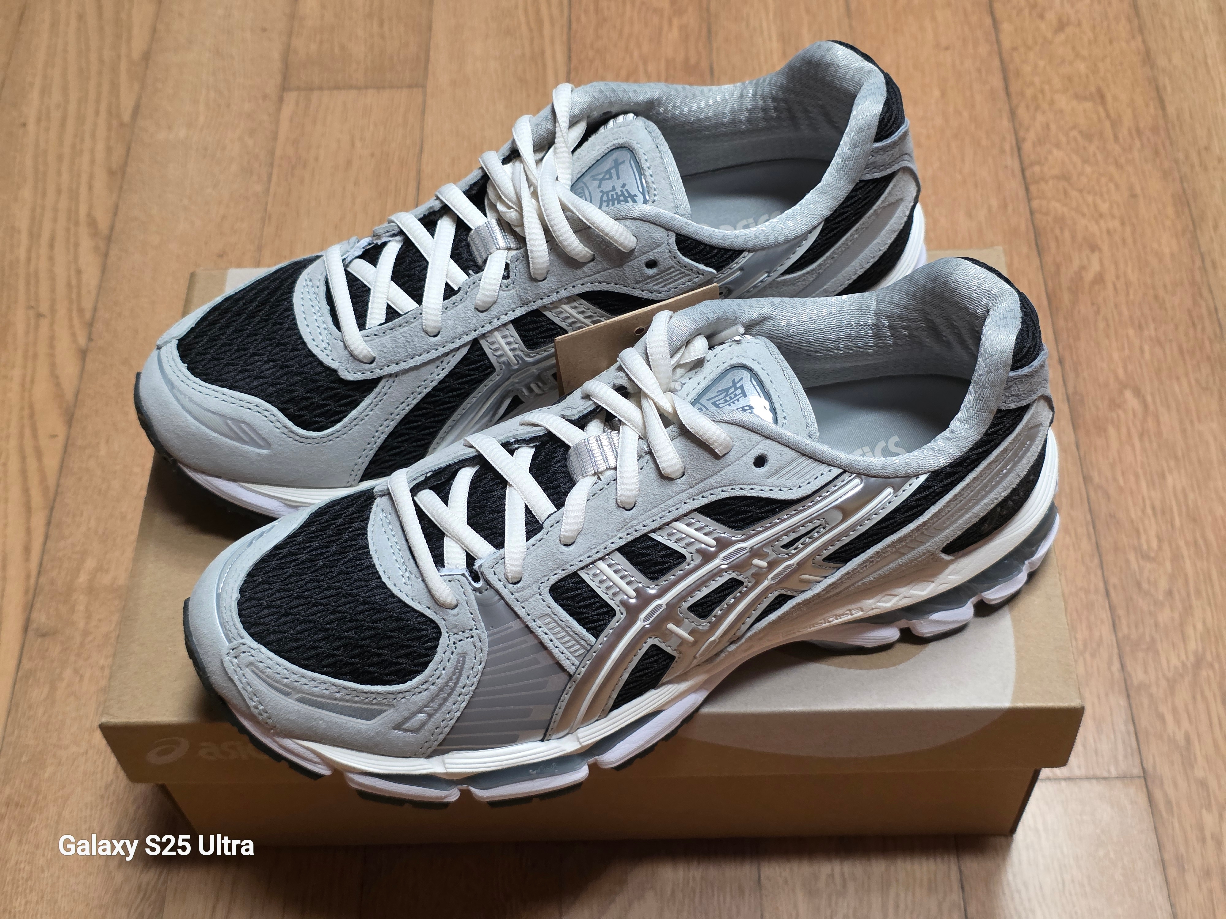 Asics x Kith Gel-Kayano 12.1 Peat Cream 착용 스타일 - 3