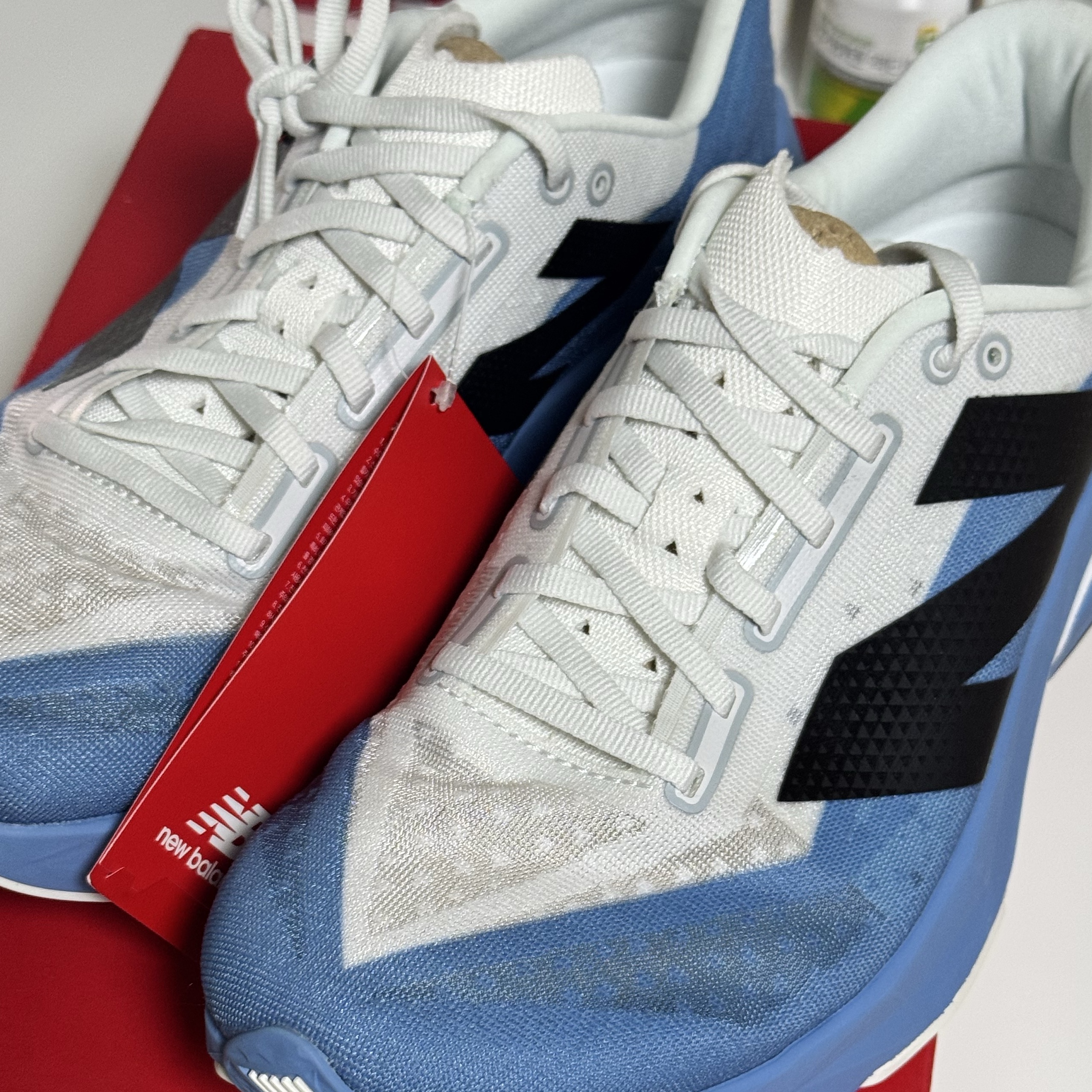 New Balance FuelCell Rebel v4 Blue Laguna Reflection - 2E Wide 착용 스타일 - 1