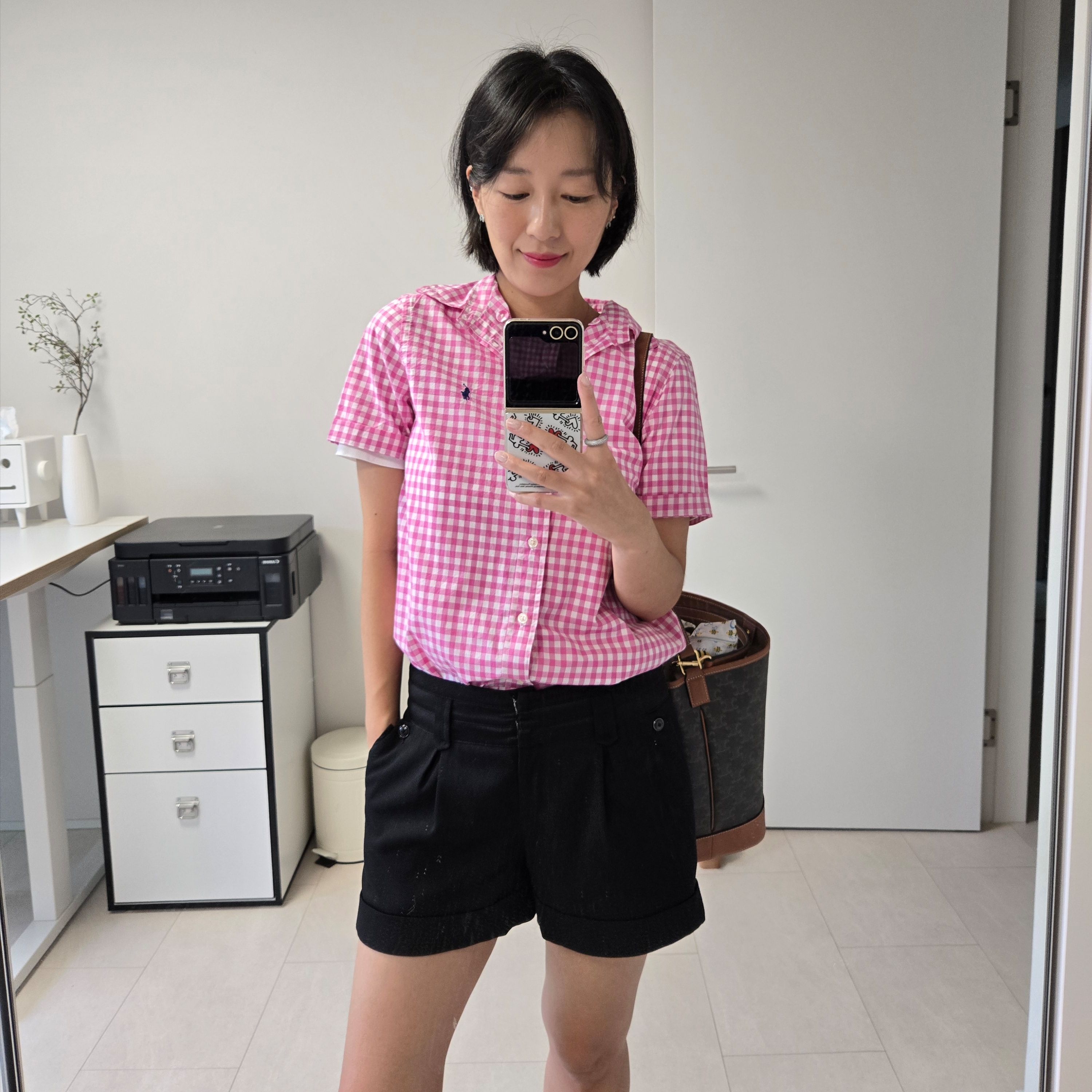 Celine Medium Bucket in Triomphe Canvas and Calfskin Tan 착용 스타일 - 2