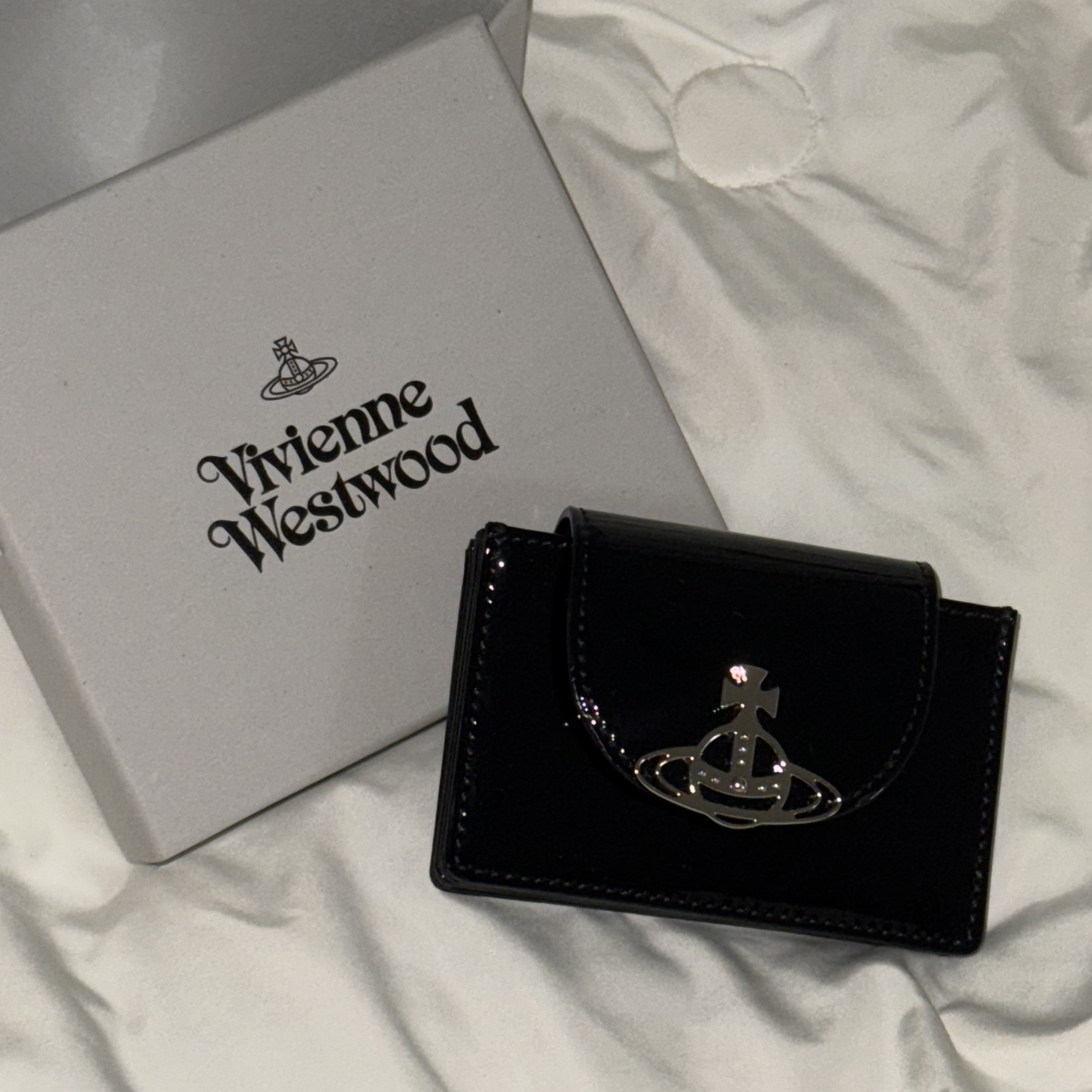 Vivienne Westwood Shiny Patent Flap Card Holder Black 착용 스타일