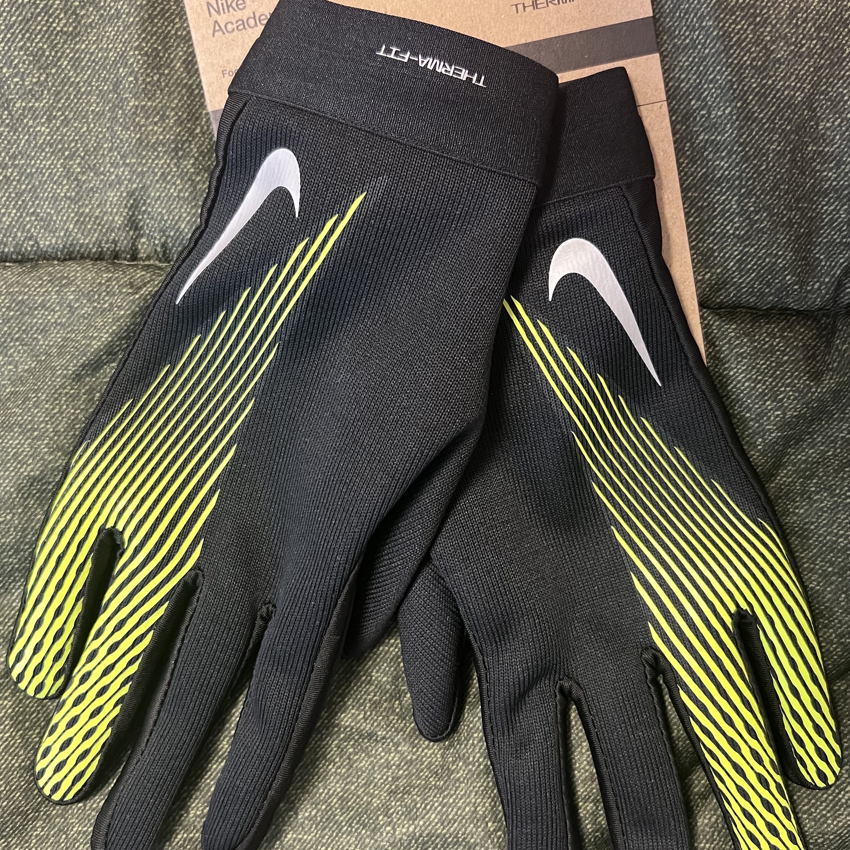 Nike Therma-Fit Academy Football Gloves Black Volt 착용 스타일 - 1