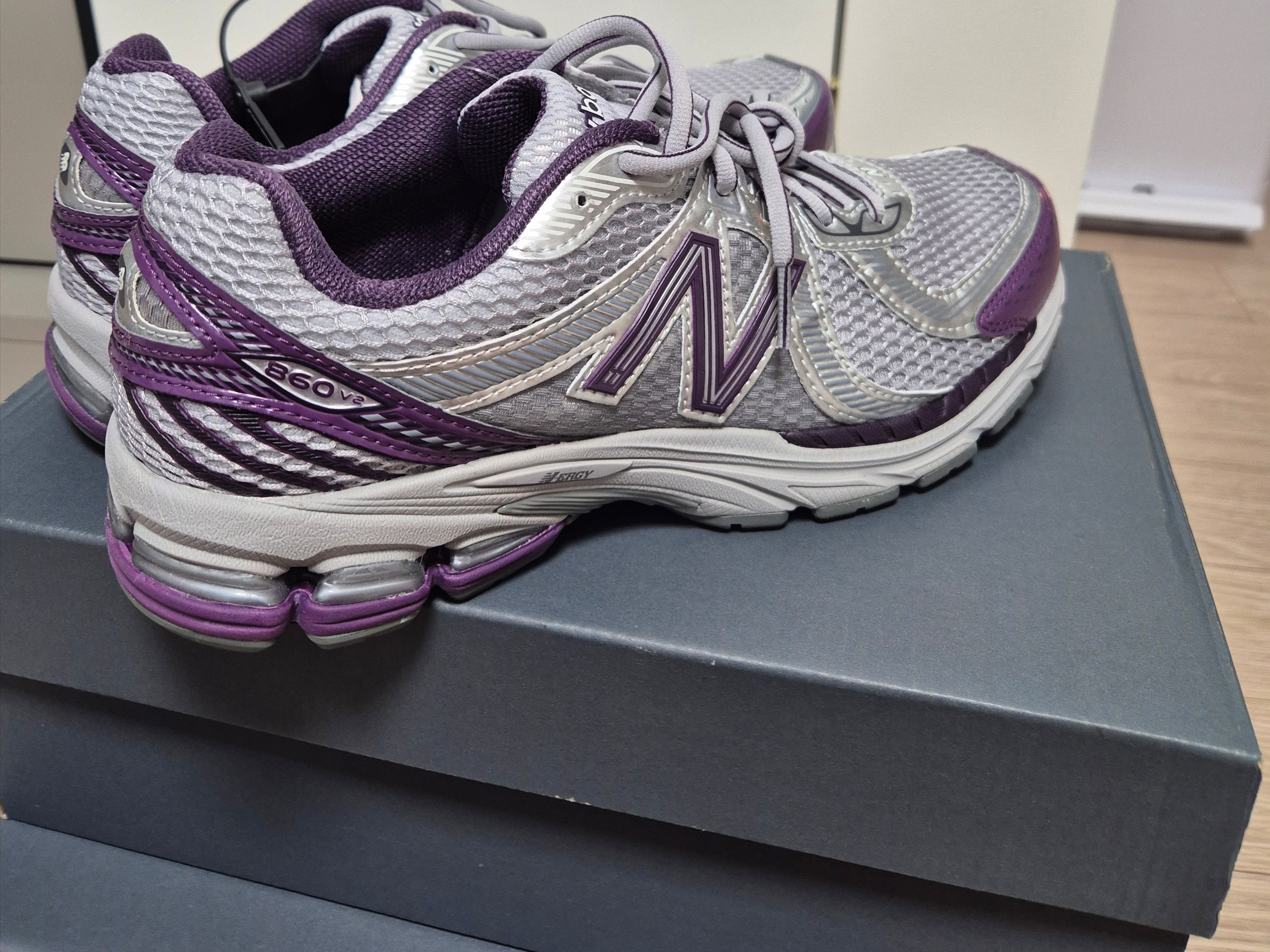 New Balance 860v2 Midnight Violet 착용 스타일