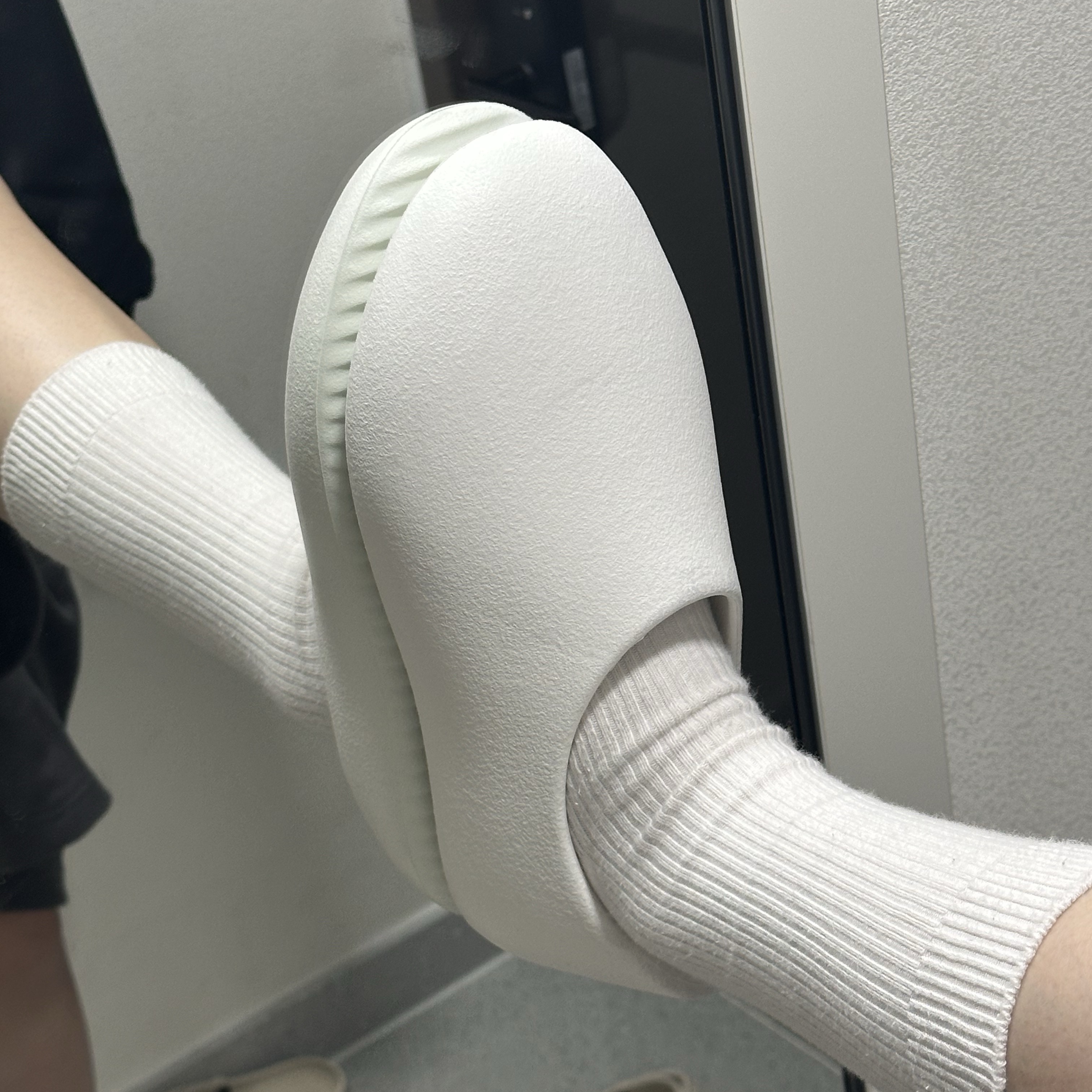 Yeezy SL-01 White 착용 스타일 - 1