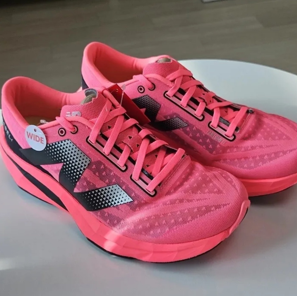 New Balance Fuelcell Rebel v4 Ultra Pink Black - 2E Wide 착용 스타일
