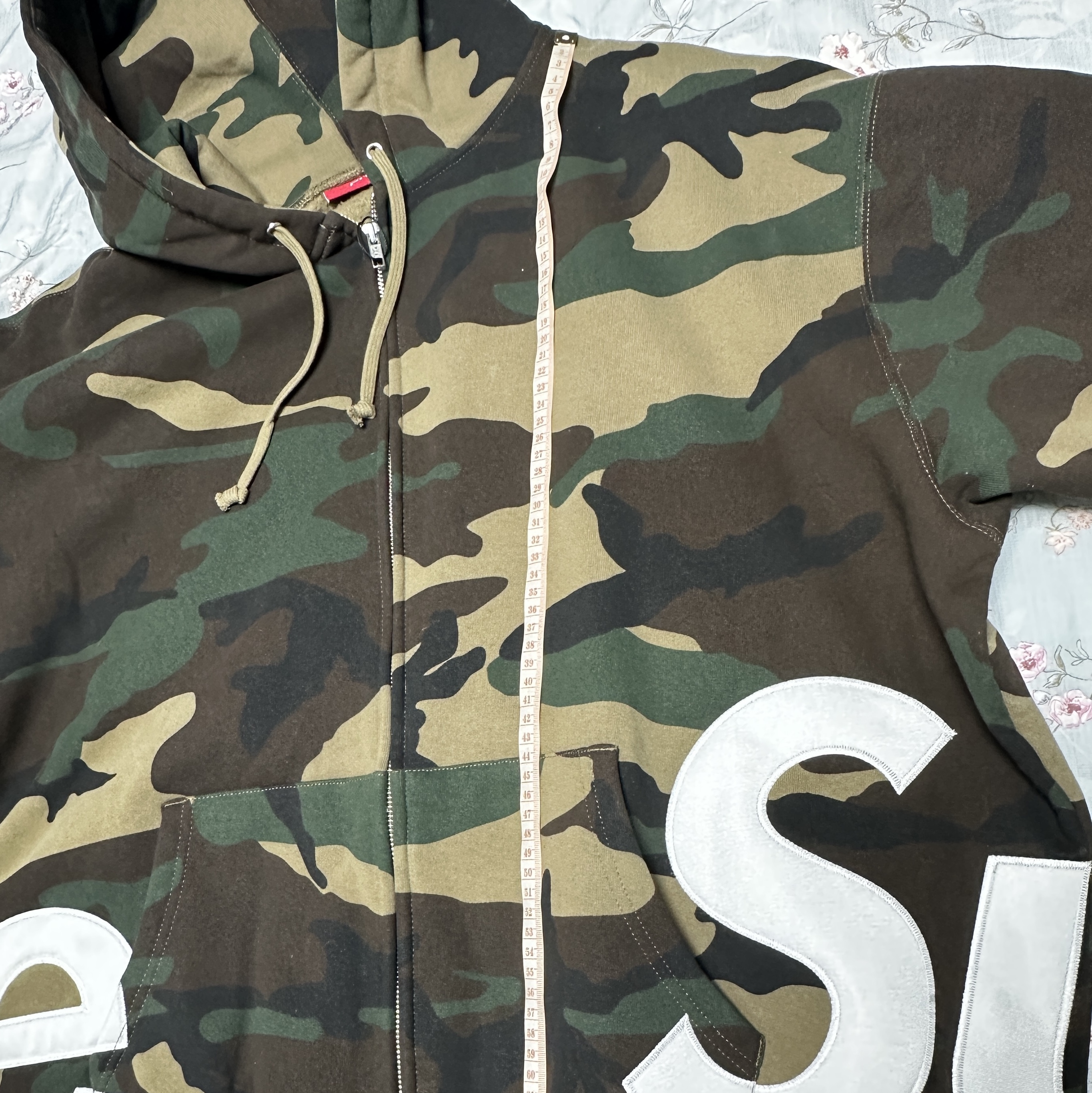 Supreme Big Logo Zip Up Hooded Sweatshirt Woodland Camo - 25SS 착용 스타일 - 3
