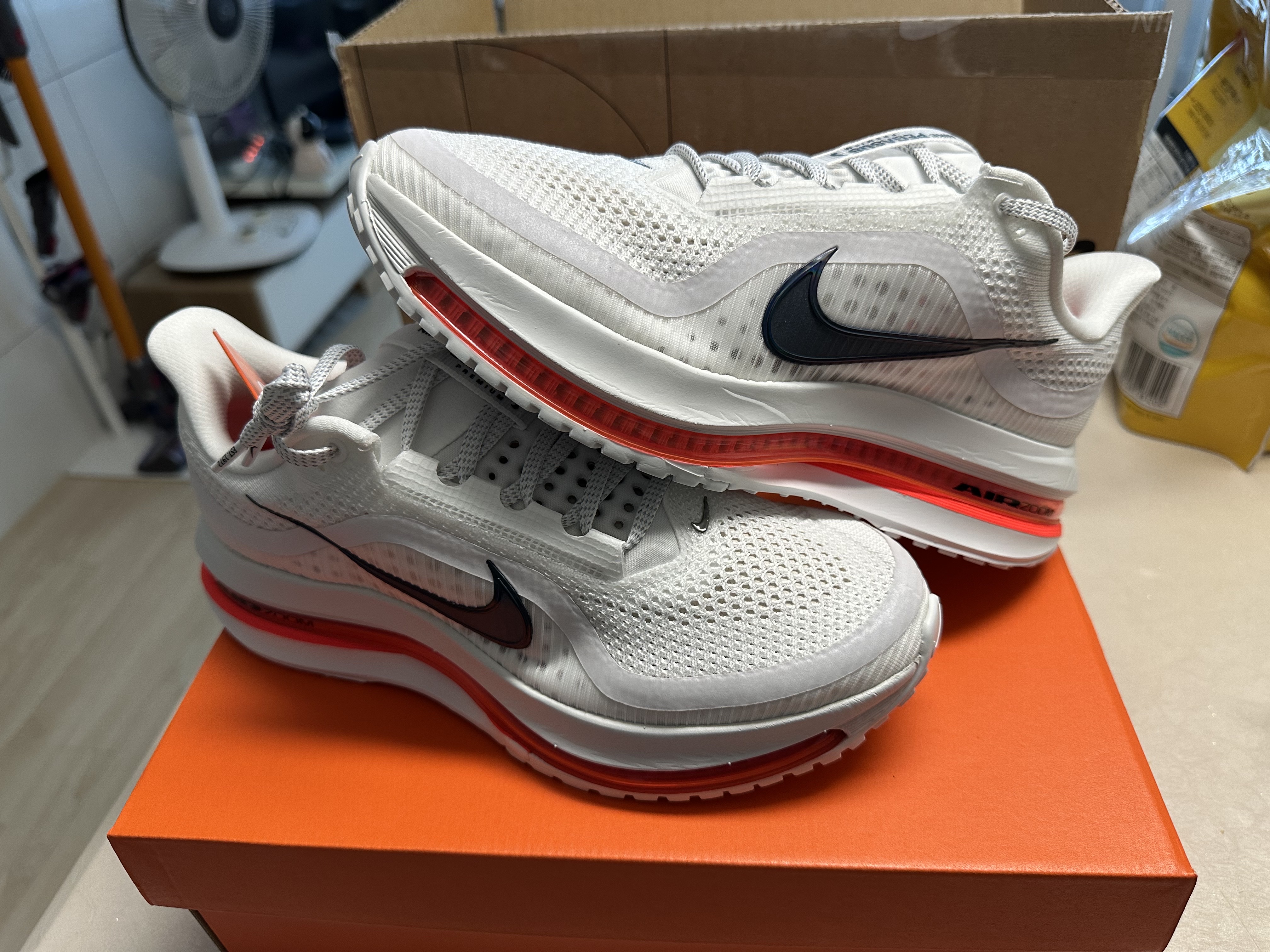 Nike Pegasus Premium Summit White Bright Crimson 착용 스타일 - 1