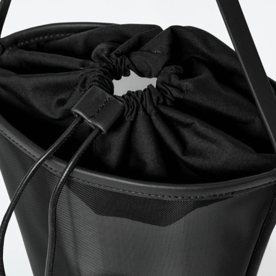 COS Mesh Bucket Mini Bag Black 착용 스타일