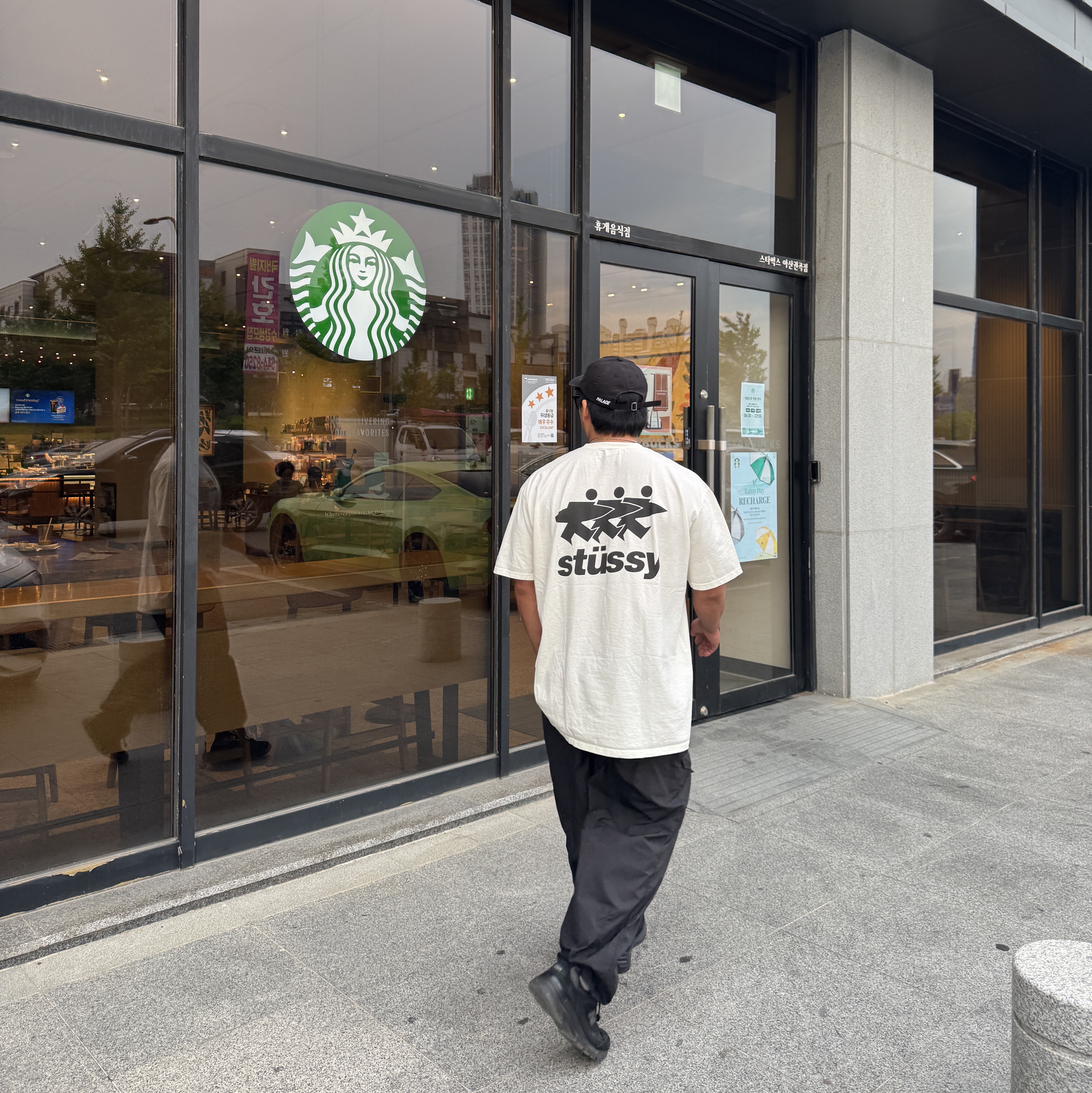 Stussy Surfwalk Pigment Dyed T-Shirt Natural, New Balance 992 Made in USA Triple Black 착용 스타일