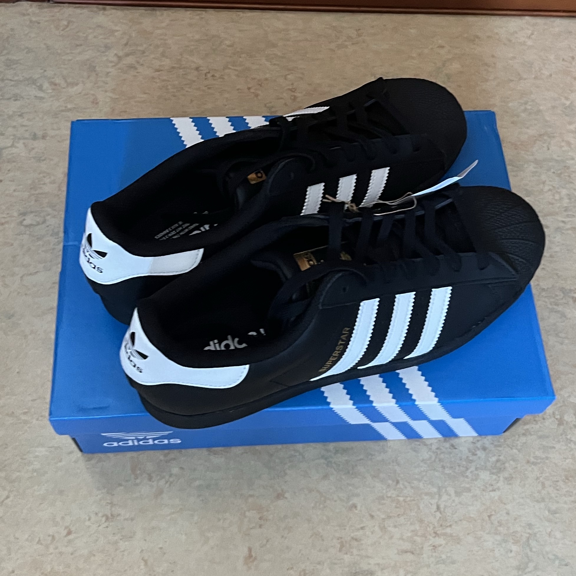 Adidas Superstar Core Black White 착용 스타일