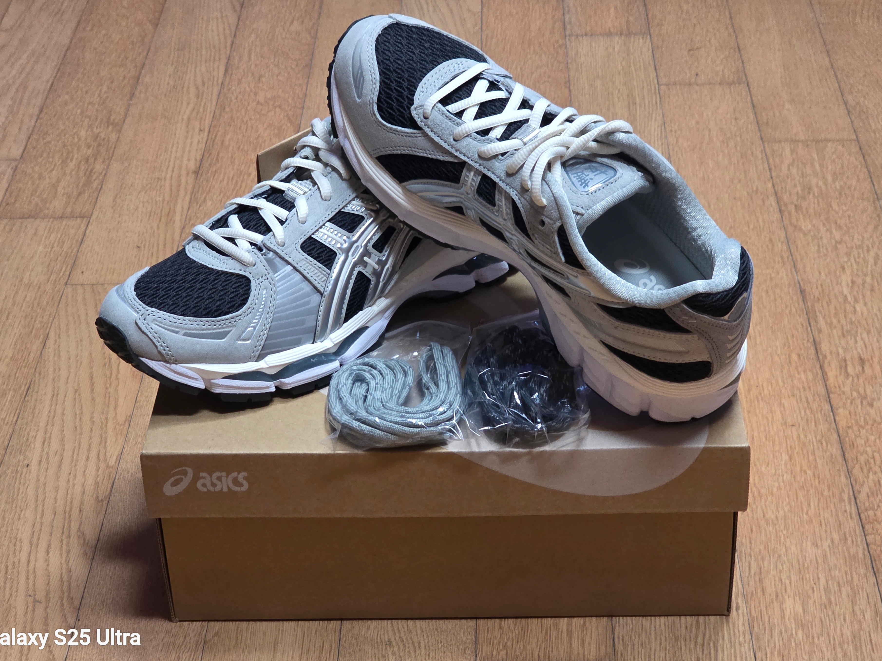 Asics x Kith Gel-Kayano 12.1 Peat Cream 착용 스타일 - 1