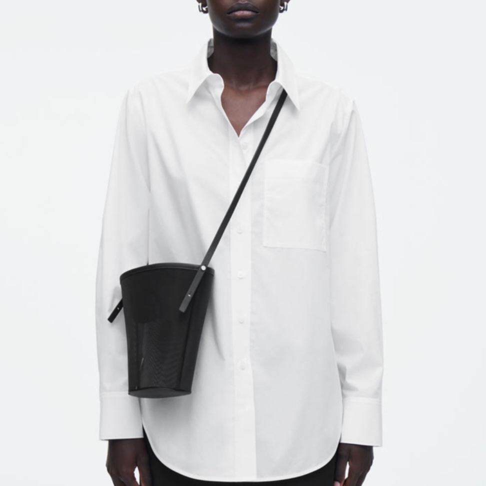COS Mesh Bucket Mini Bag Black 착용 스타일