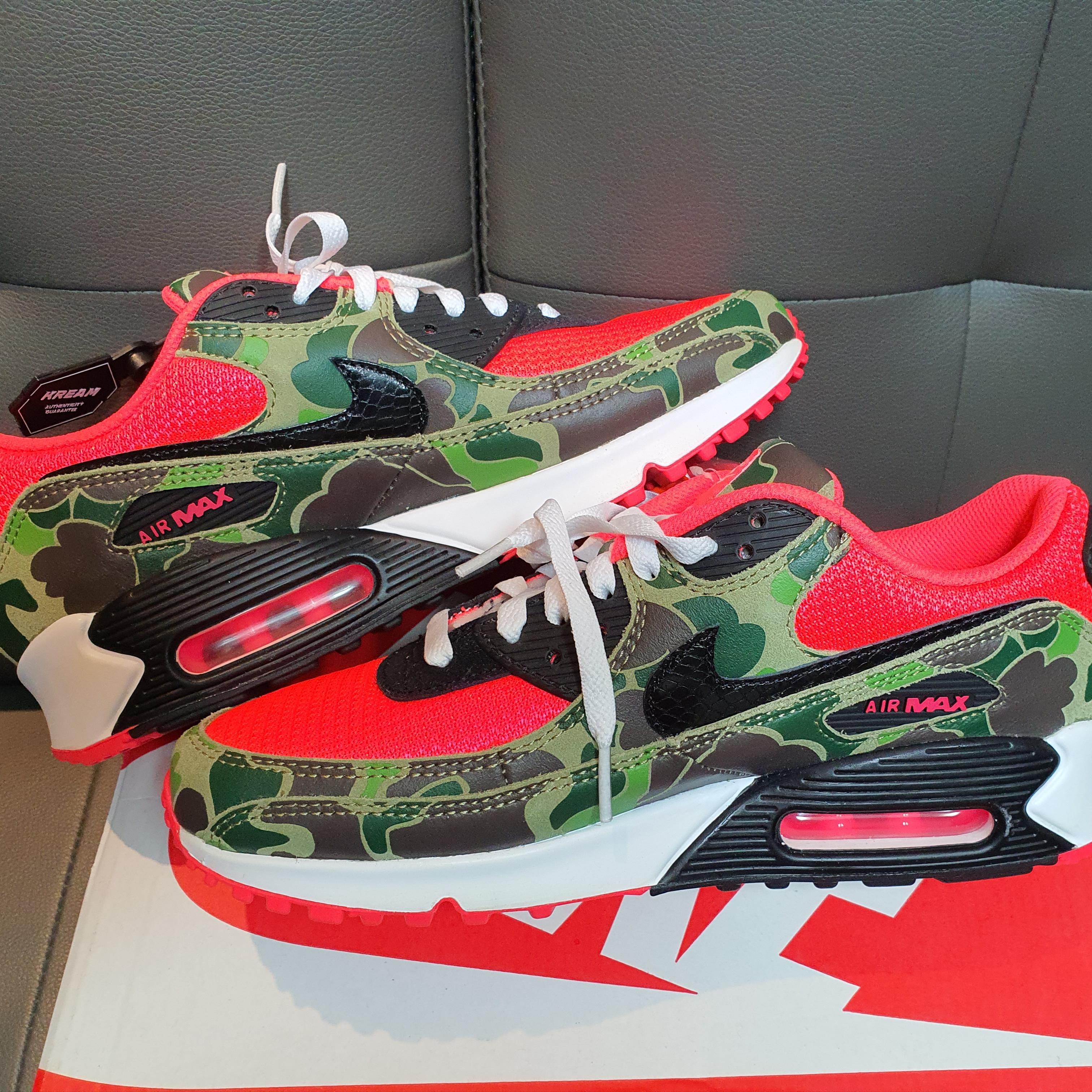 Nike Air Max 90 SP Dark Sage and Solar Red 착용 스타일