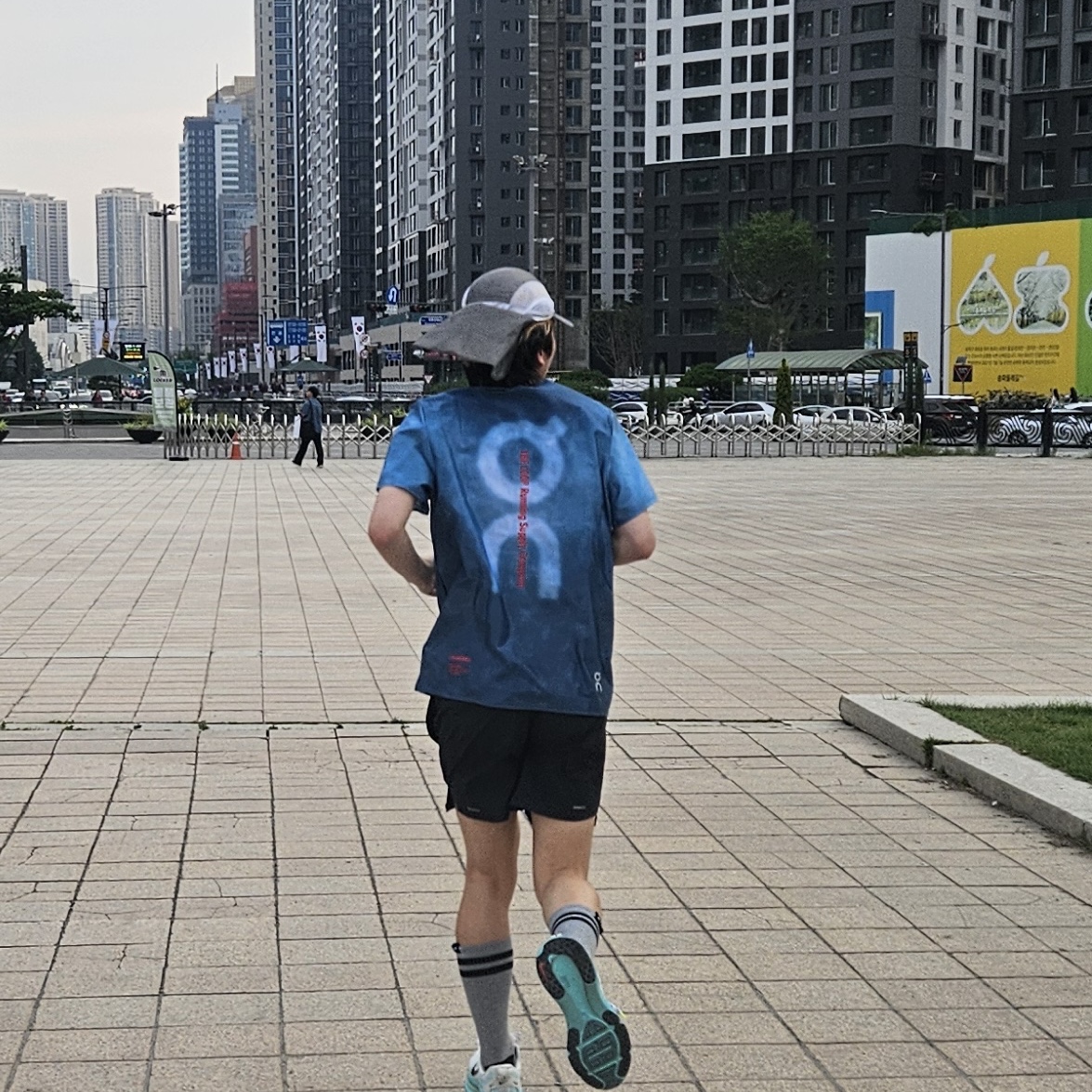 On Running x Pleasures x The Loop Pace T-Shirt Nile, Nike Dri-Fit Stride 5 Inch Brief Lined Running Shorts Black - Asia 착용 스타일