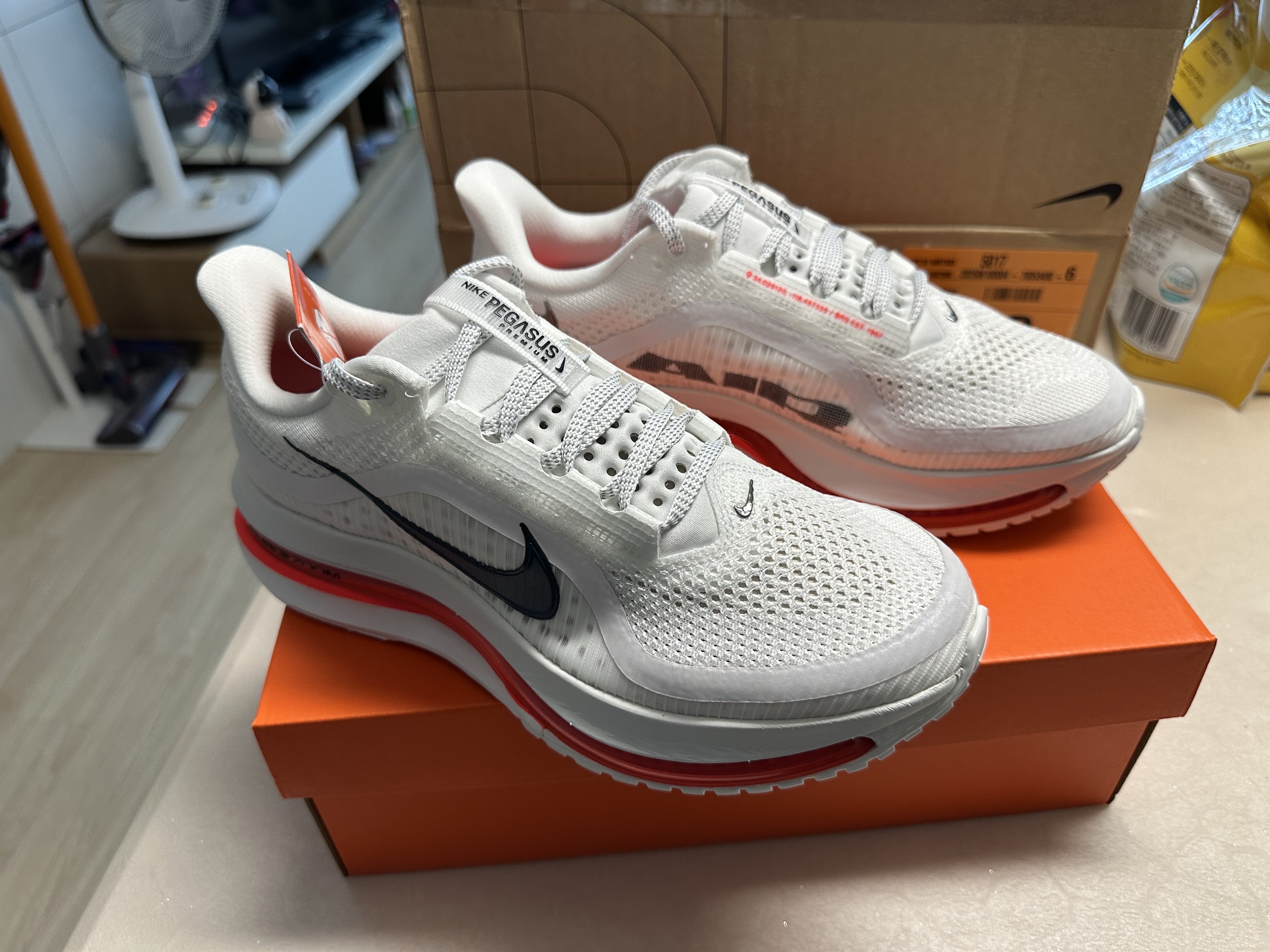 Nike Pegasus Premium Summit White Bright Crimson 착용 스타일 - 7