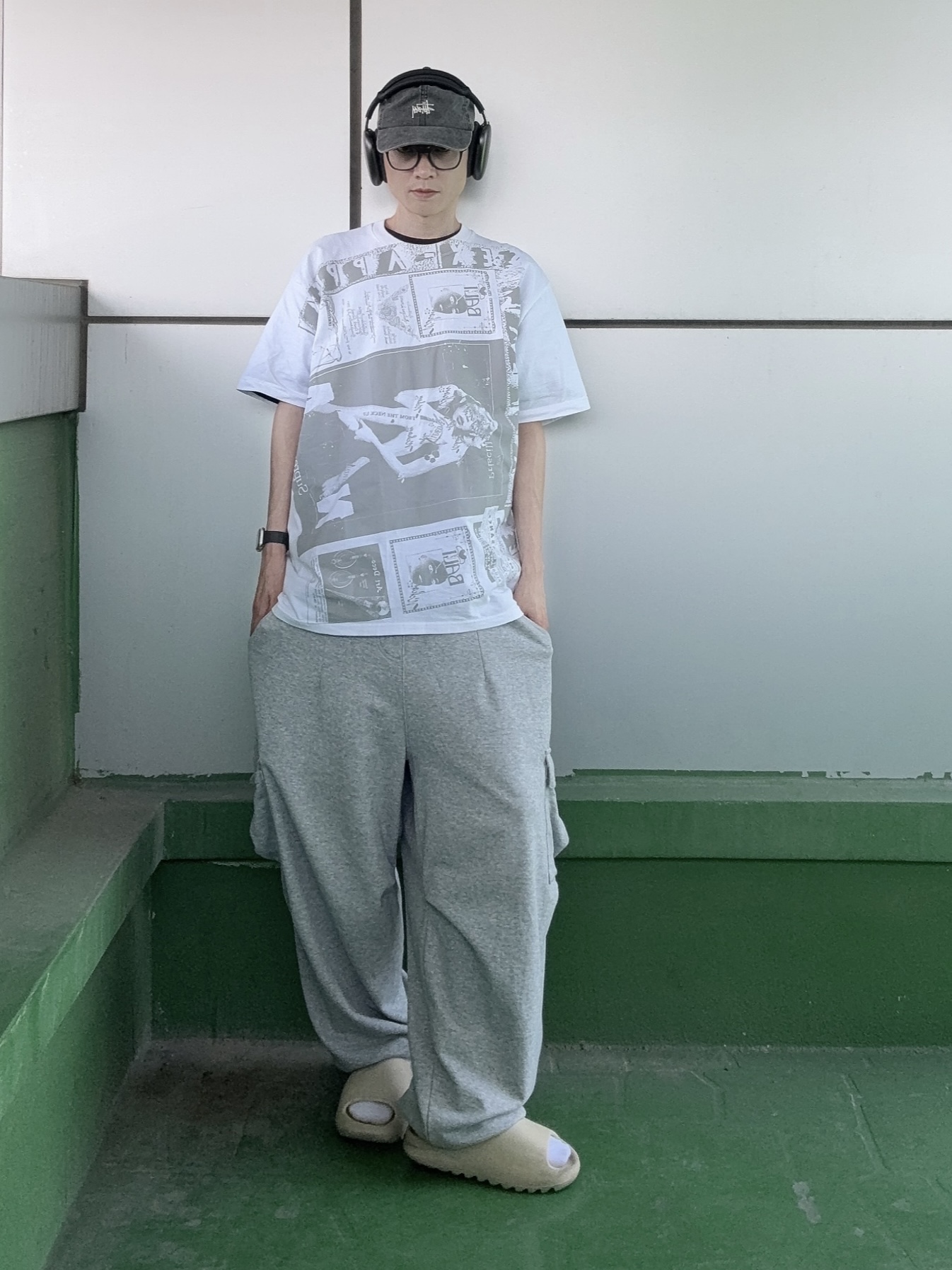 Adidas Yeezy Slide Bone 2022/2023, Supreme Collage T-Shirt White - 24SS 착용 스타일 - 5
