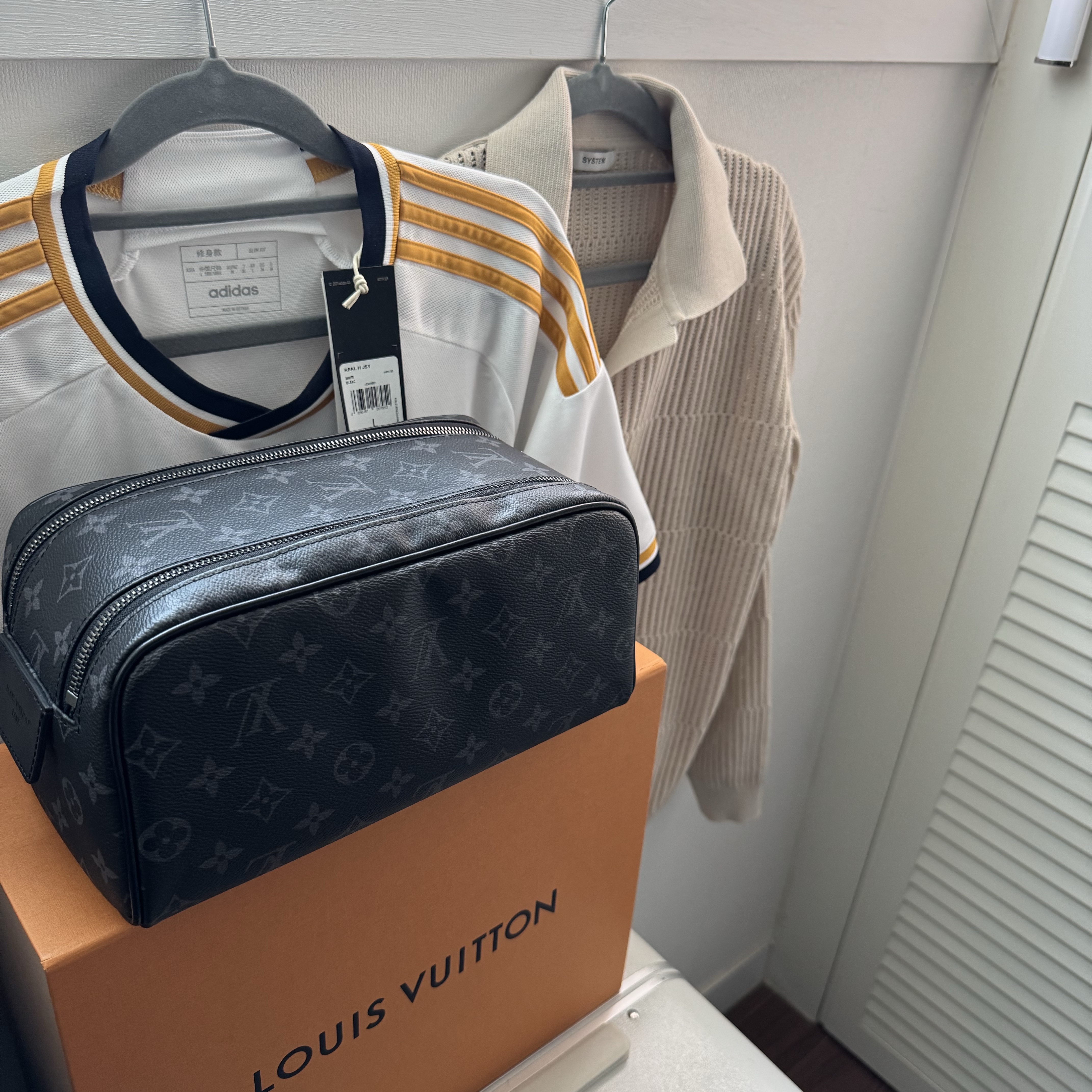 Louis Vuitton Dopp Kit Toilet Pouch Monogram Eclipse, Adidas Real Madrid 2023/24 Home Jersey White - KR Sizing (Non Marking Ver.) 착용 스타일