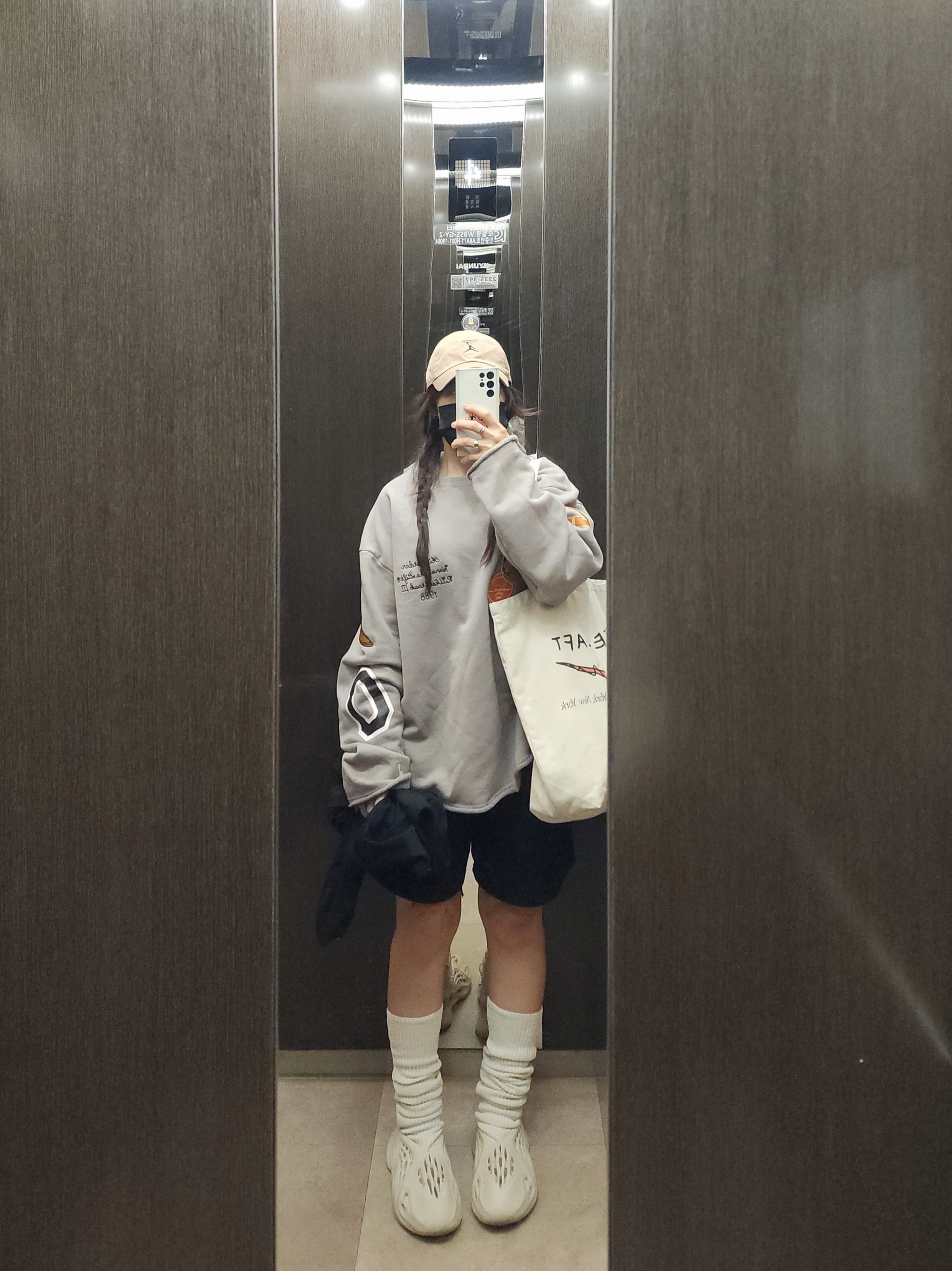 Jordan x Russell Westbrook Honor the Gift Men’s Crewneck Sweatshirt - Asia, Adidas Yeezy Foam RNNR Sand 착용 스타일