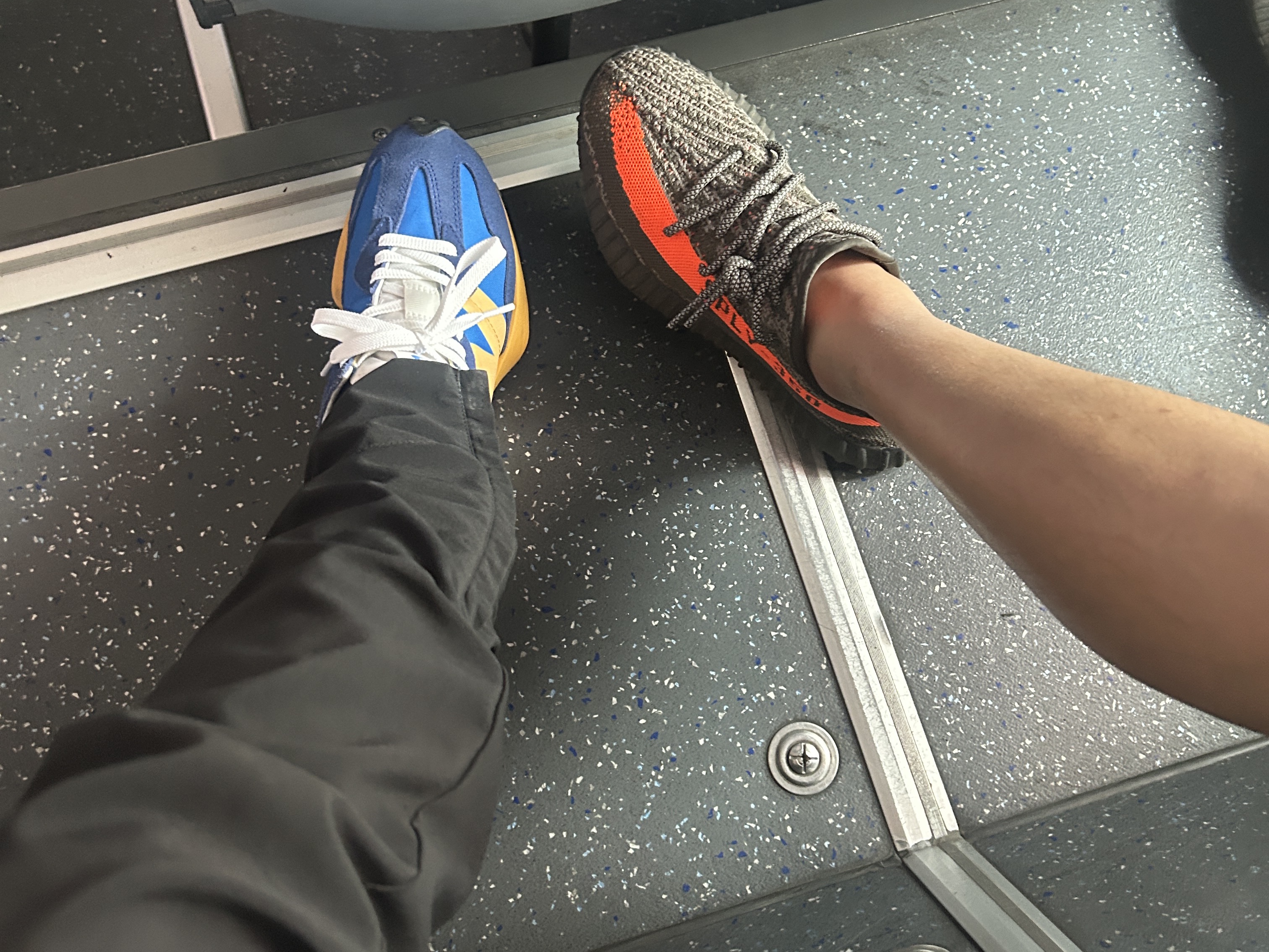 New Balance 327 Blue, Adidas Yeezy Boost 350 V2 Carbon Beluga 착용 스타일