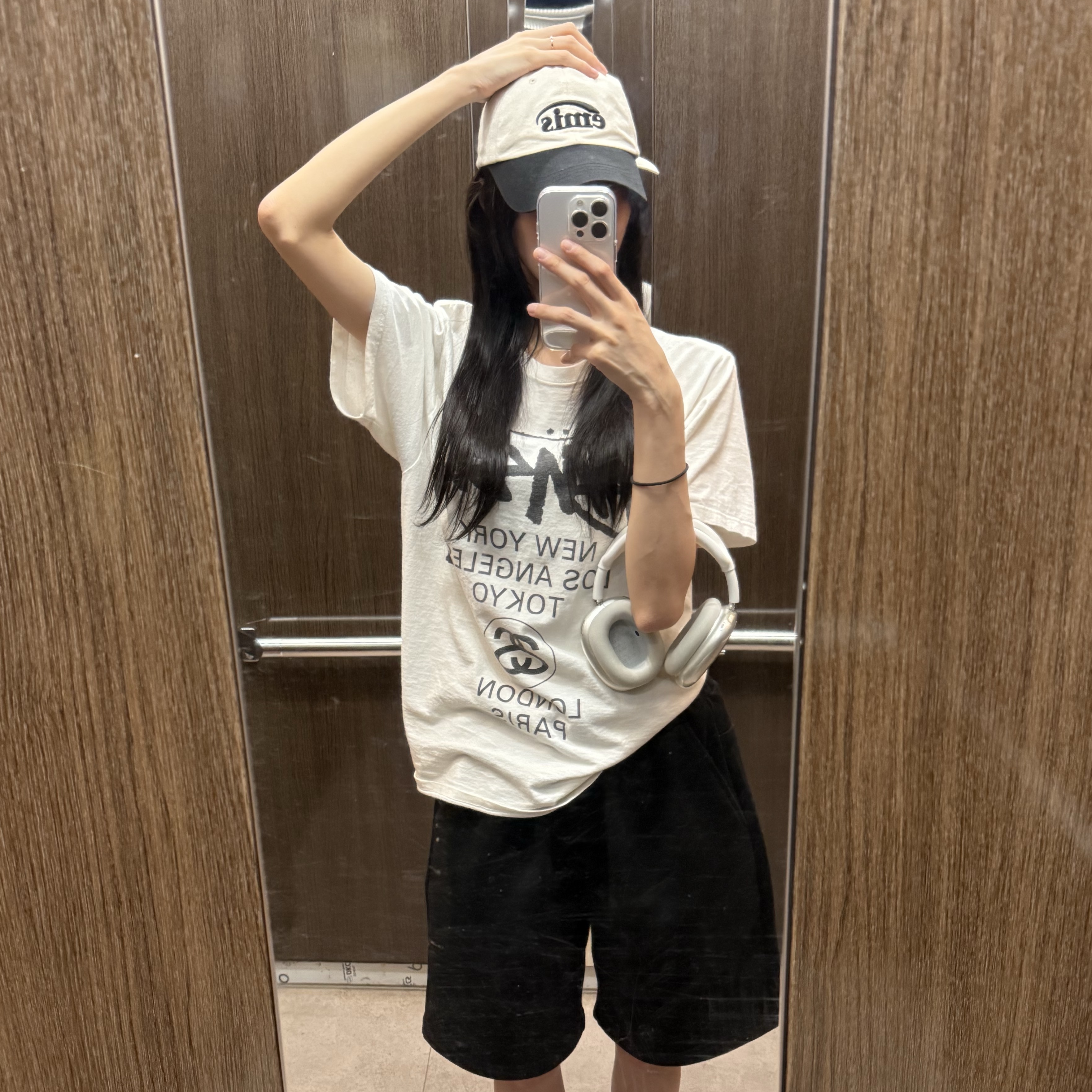 Emis New Logo Ball Cap Two Tone Black, Stussy World Tour T-Shirt White 2023 착용 스타일