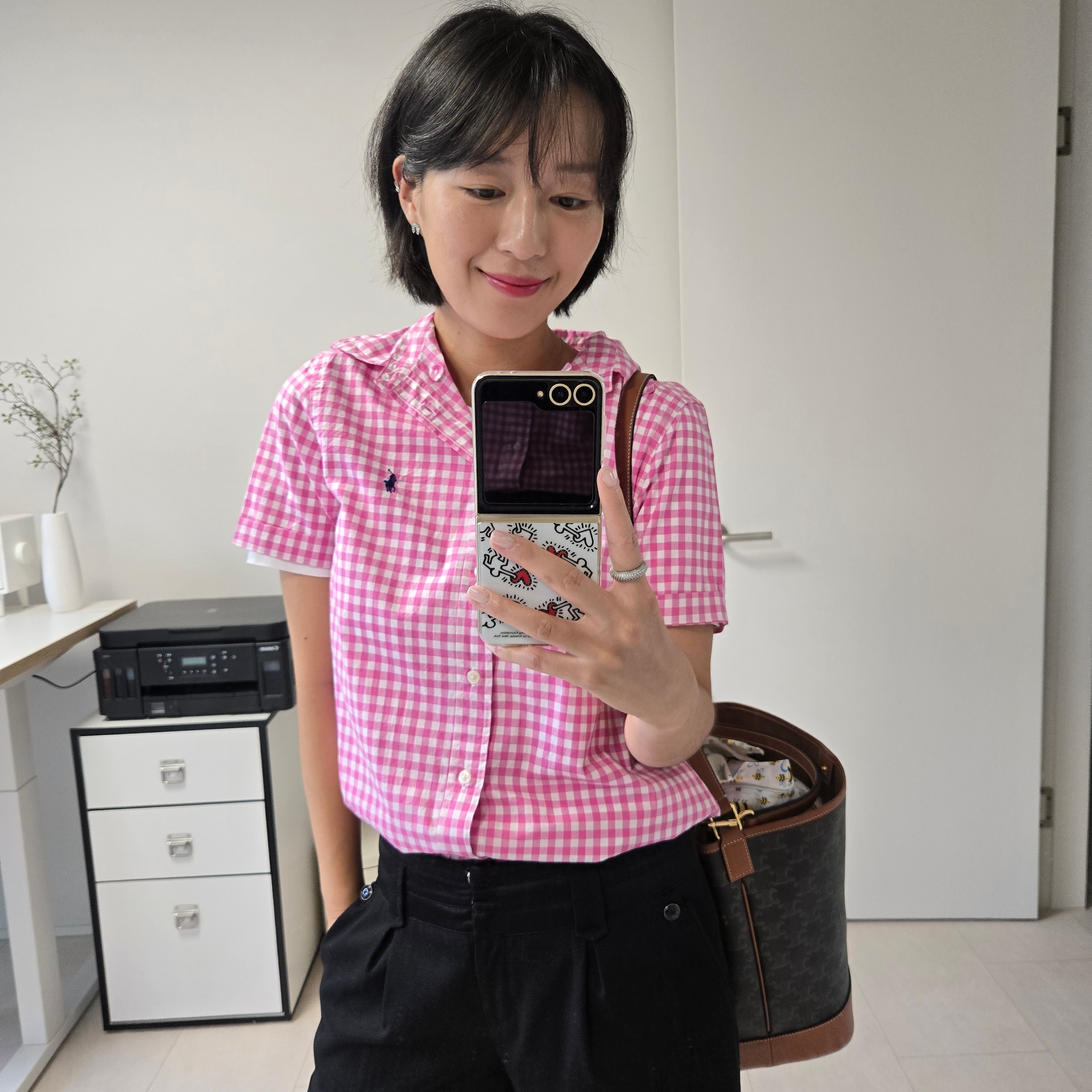 Celine Medium Bucket in Triomphe Canvas and Calfskin Tan 착용 스타일 - 1