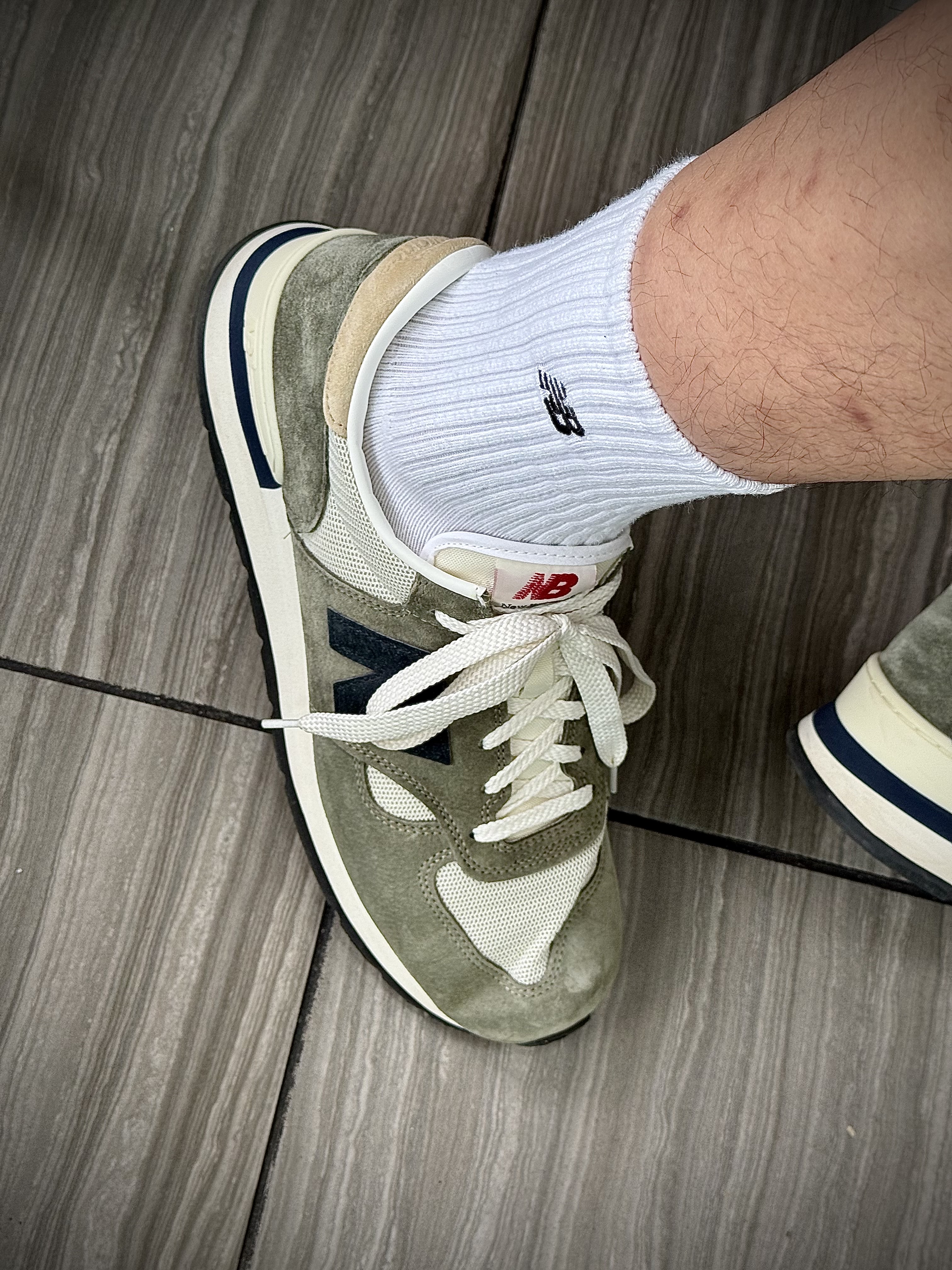 New Balance 990v1 Made in USA Olive 착용 스타일