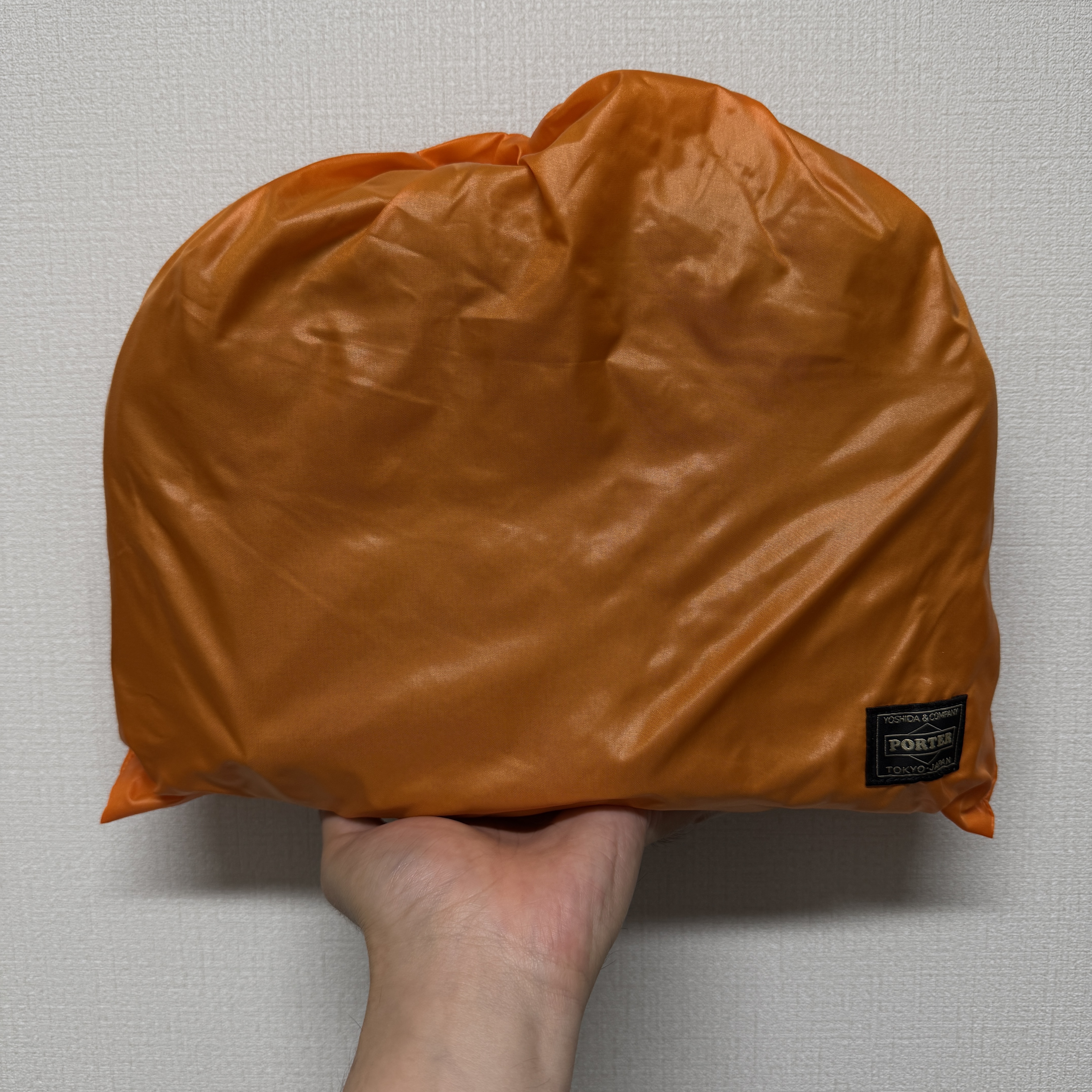 Porter All New Tanker Sling Bag Zip Black 착용 스타일 - 2