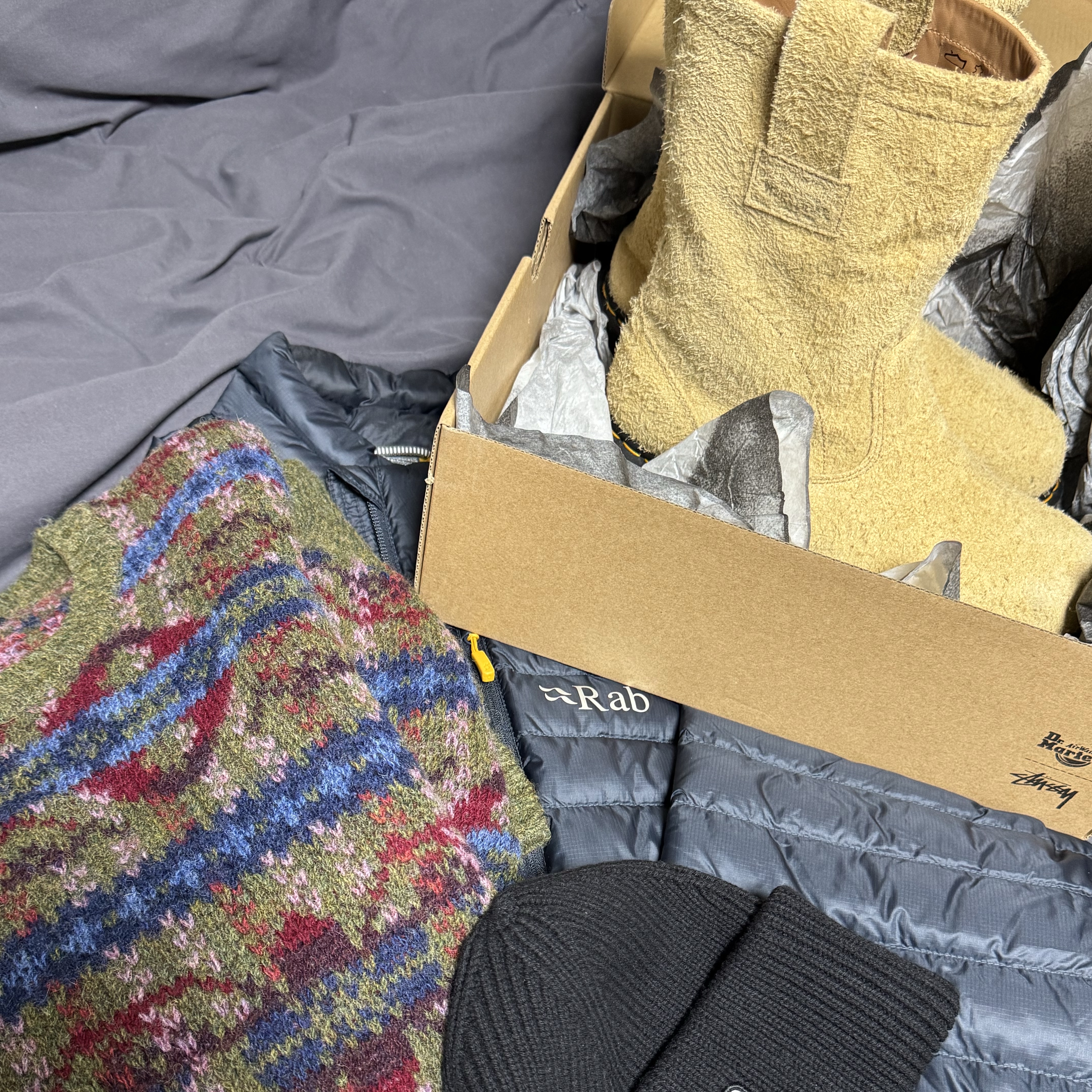 Dr. Martens x Stussy 2295 Decon Sand Hairy Suede Boots Tan, Rab Microlight Alpine Jacket Beluga 착용 스타일
