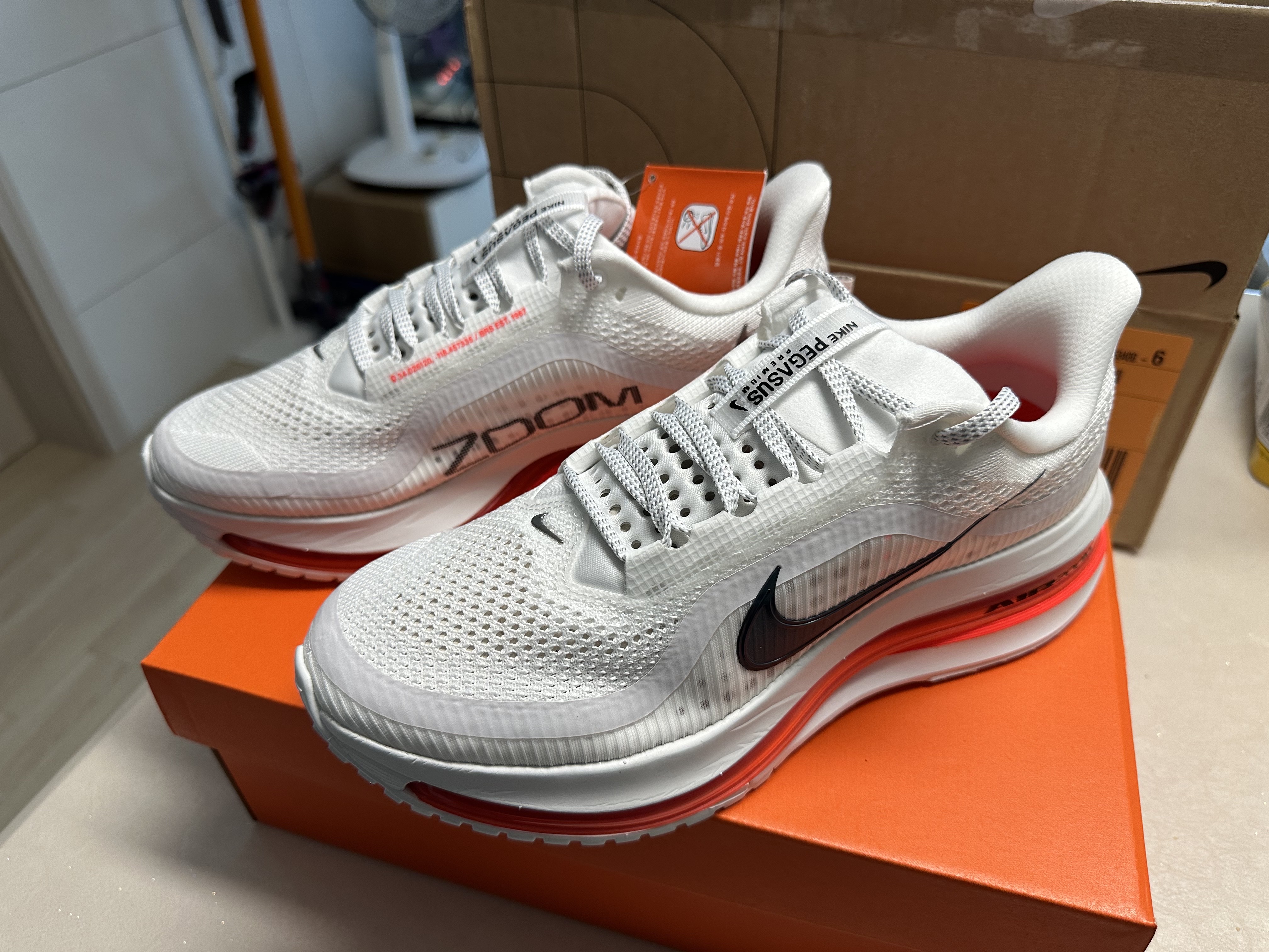 Nike Pegasus Premium Summit White Bright Crimson 착용 스타일 - 6