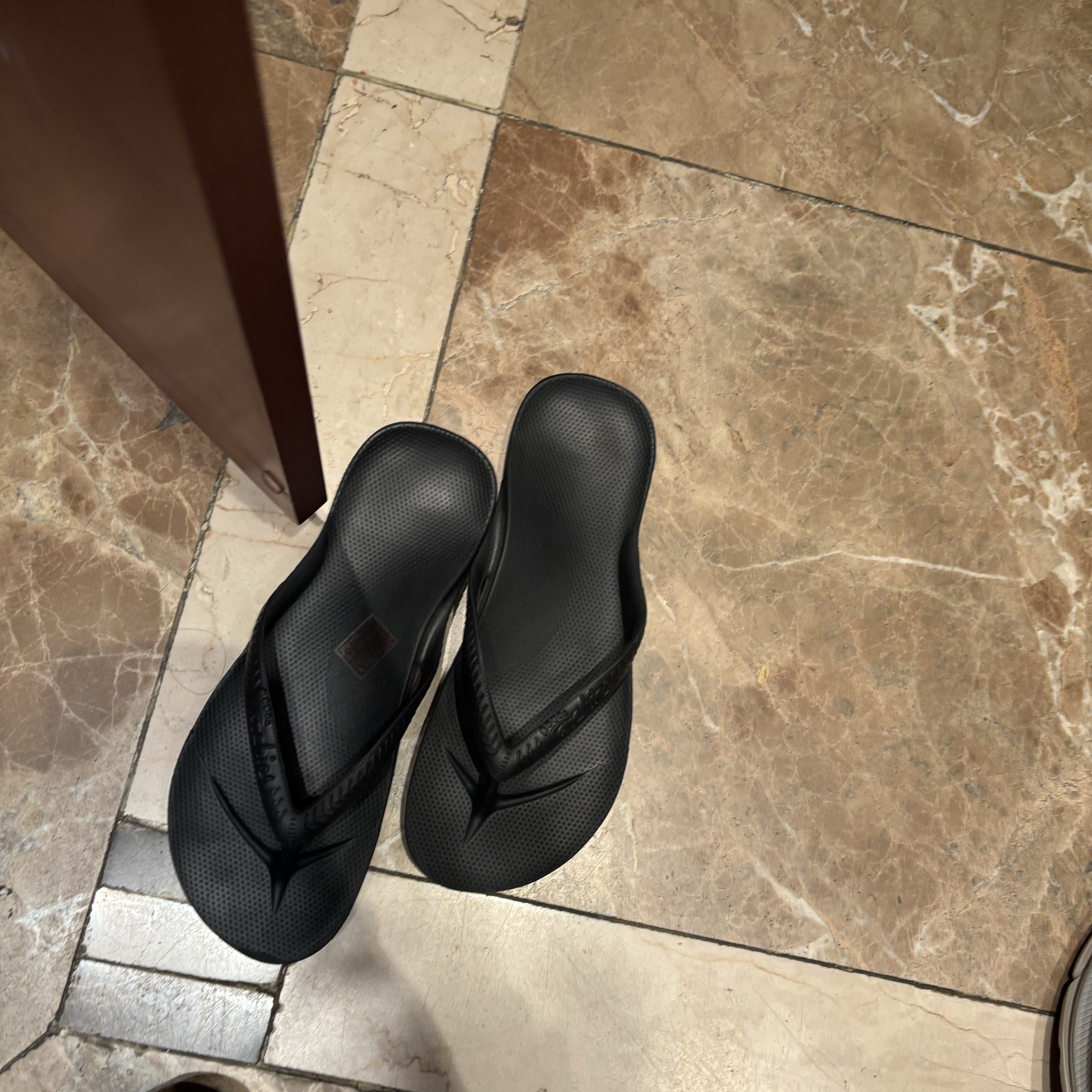 ARCHIES Arch Support Flip Flops Black 착용 스타일
