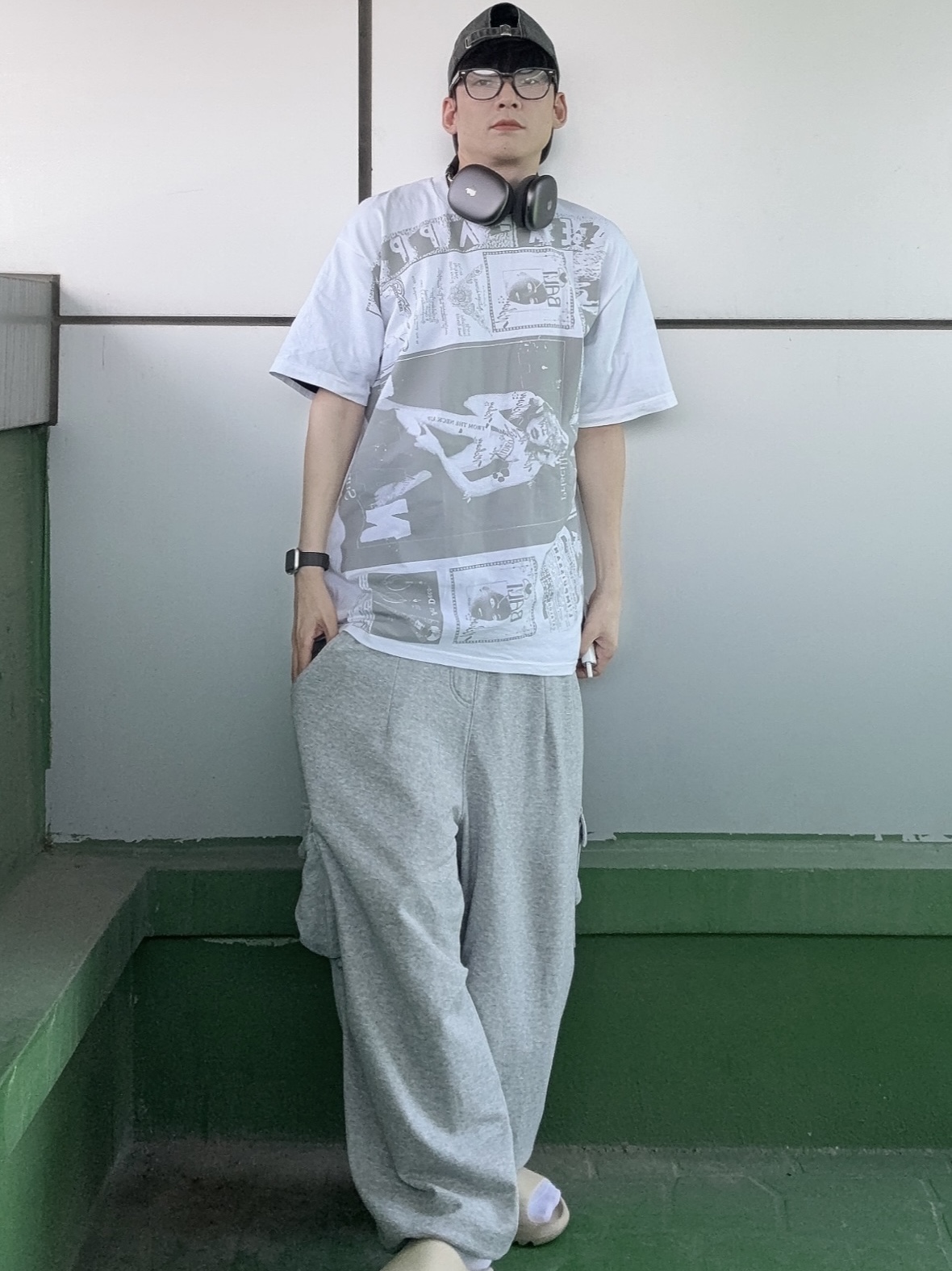 Adidas Yeezy Slide Bone 2022/2023, Supreme Collage T-Shirt White - 24SS 착용 스타일 - 2