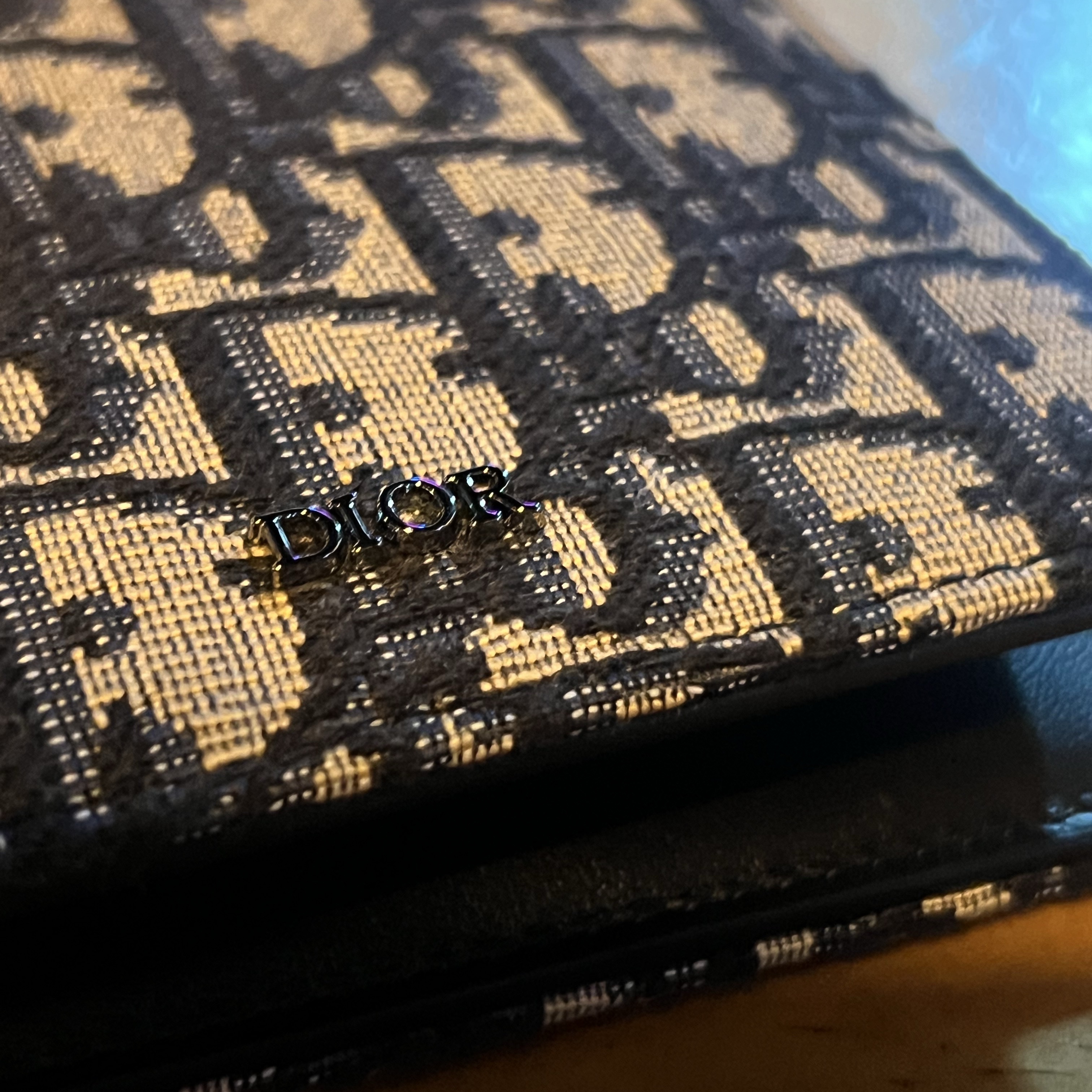 Dior Compact Wallet Beige & Black Dior Oblique Jacquard 착용 스타일