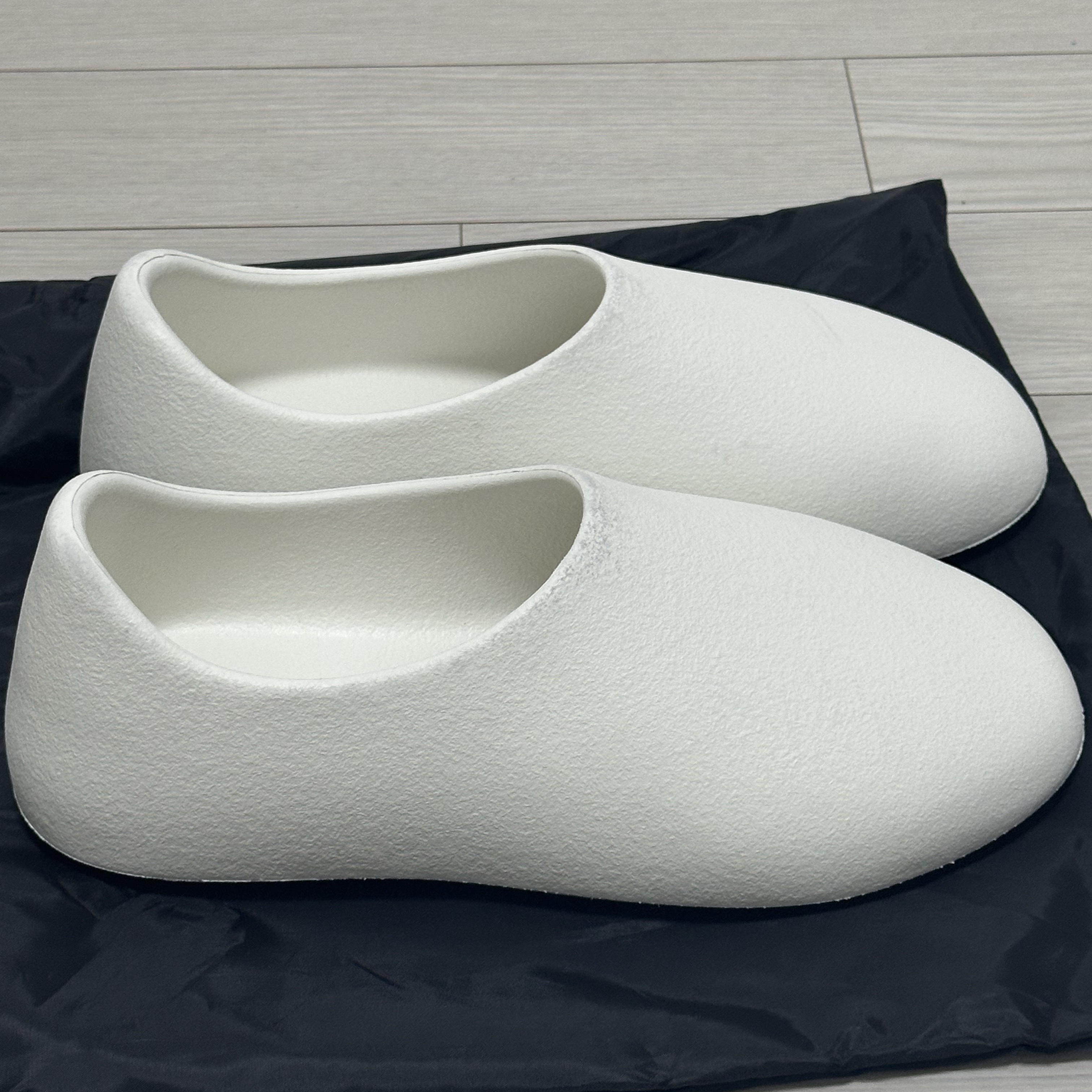 Yeezy SL-01 White 착용 스타일 - 3