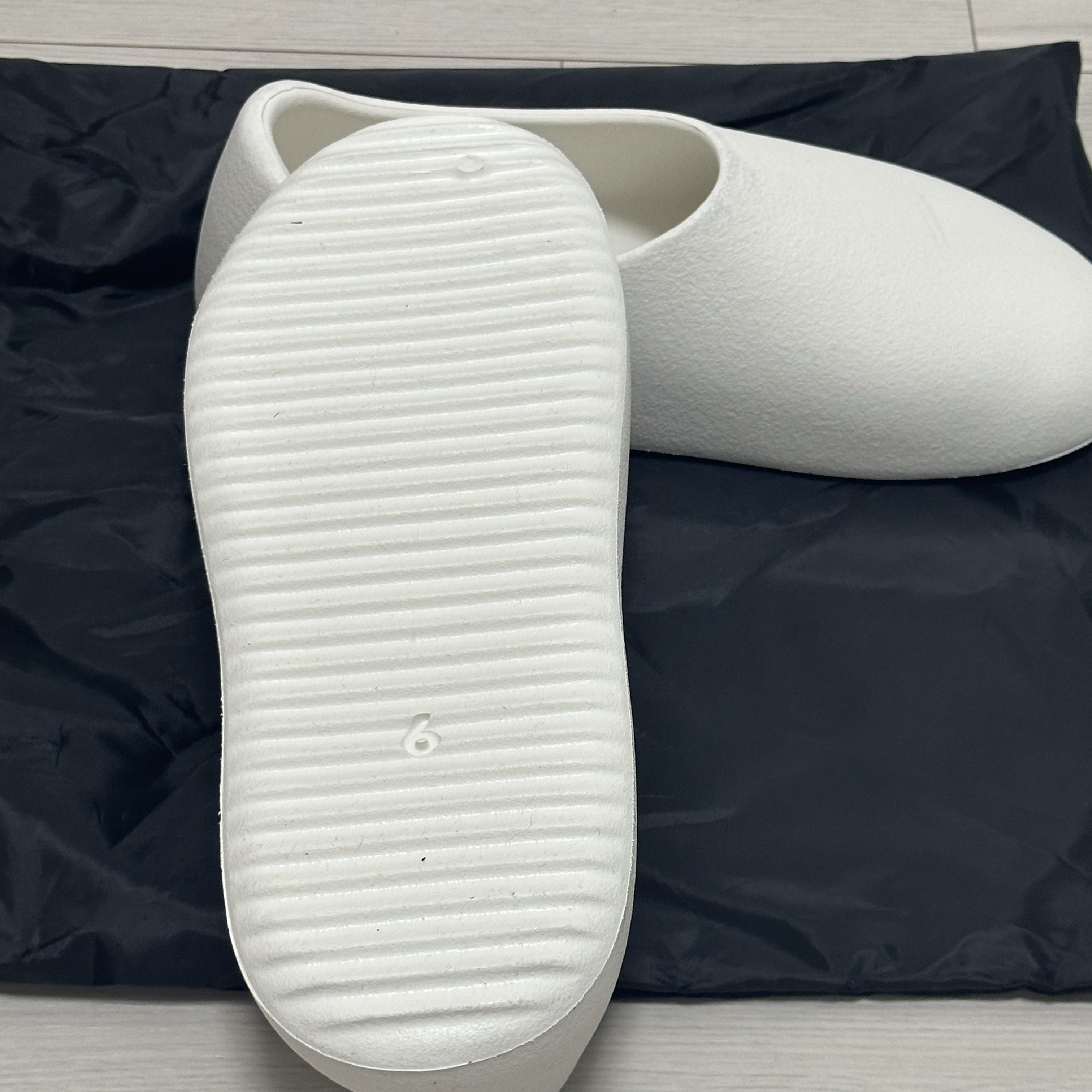 Yeezy SL-01 White 착용 스타일 - 4