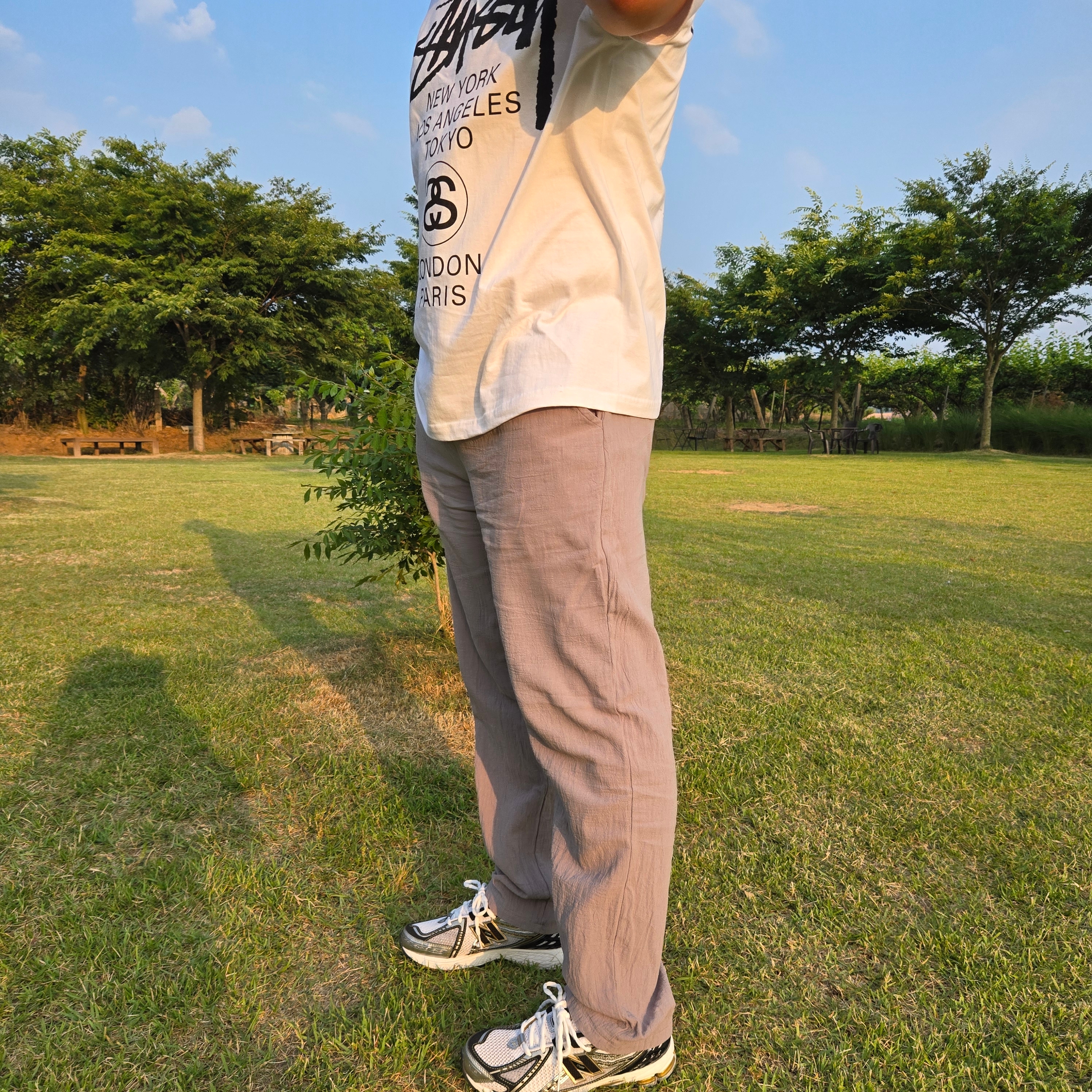 New Balance 1906R White Gold, Stussy World Tour T-Shirt White 착용 스타일 - 1