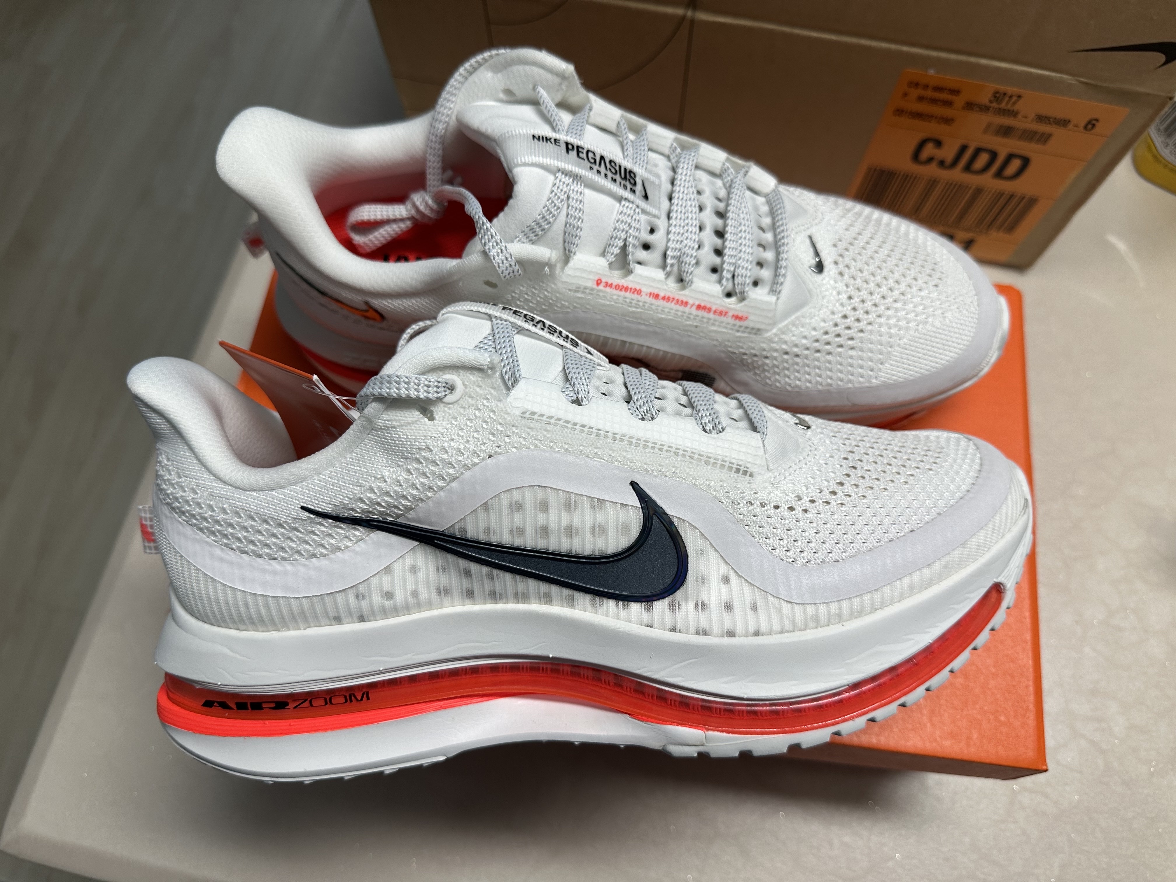 Nike Pegasus Premium Summit White Bright Crimson 착용 스타일 - 3
