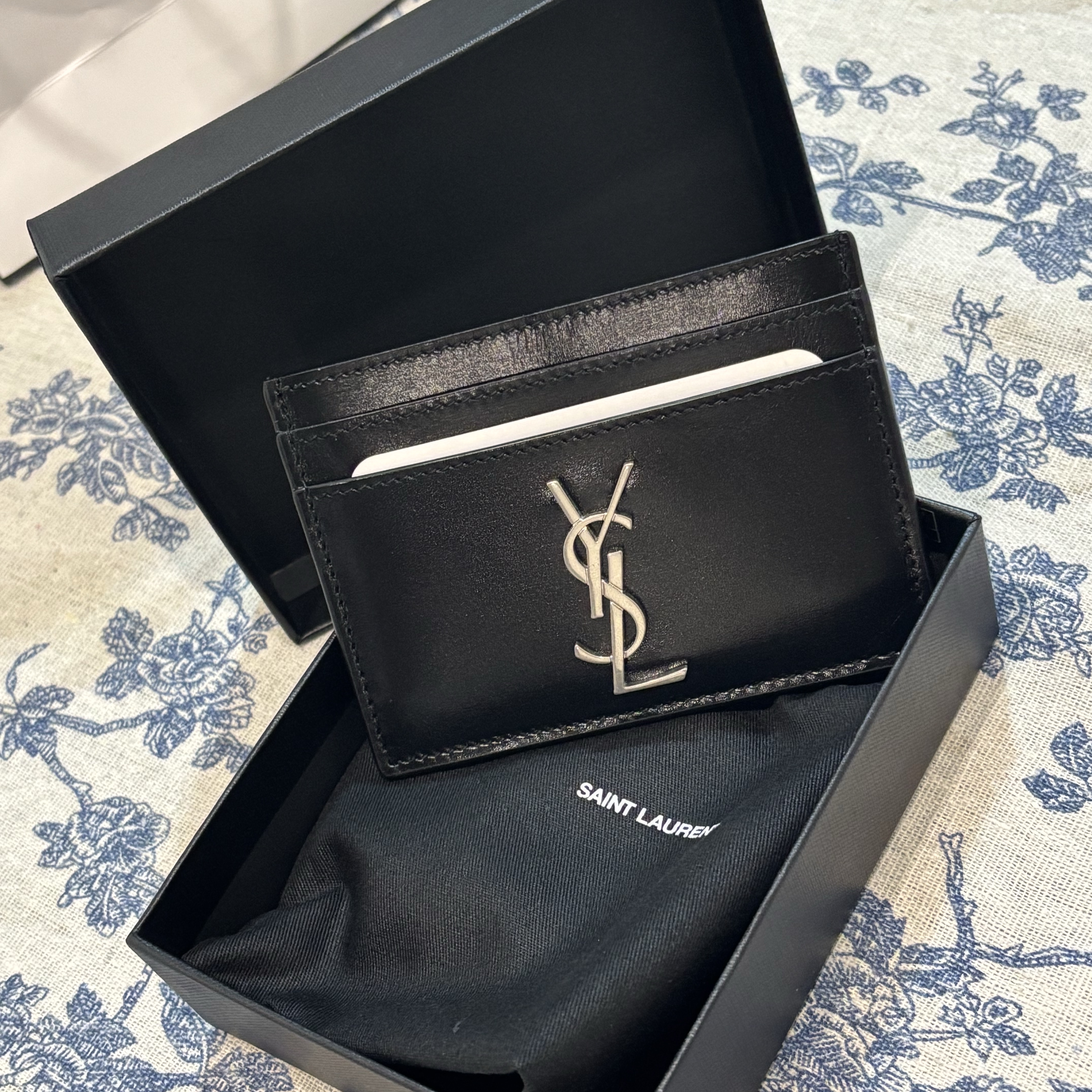 Saint Laurent Monogram Card Case in Smooth Leather Black 착용 스타일