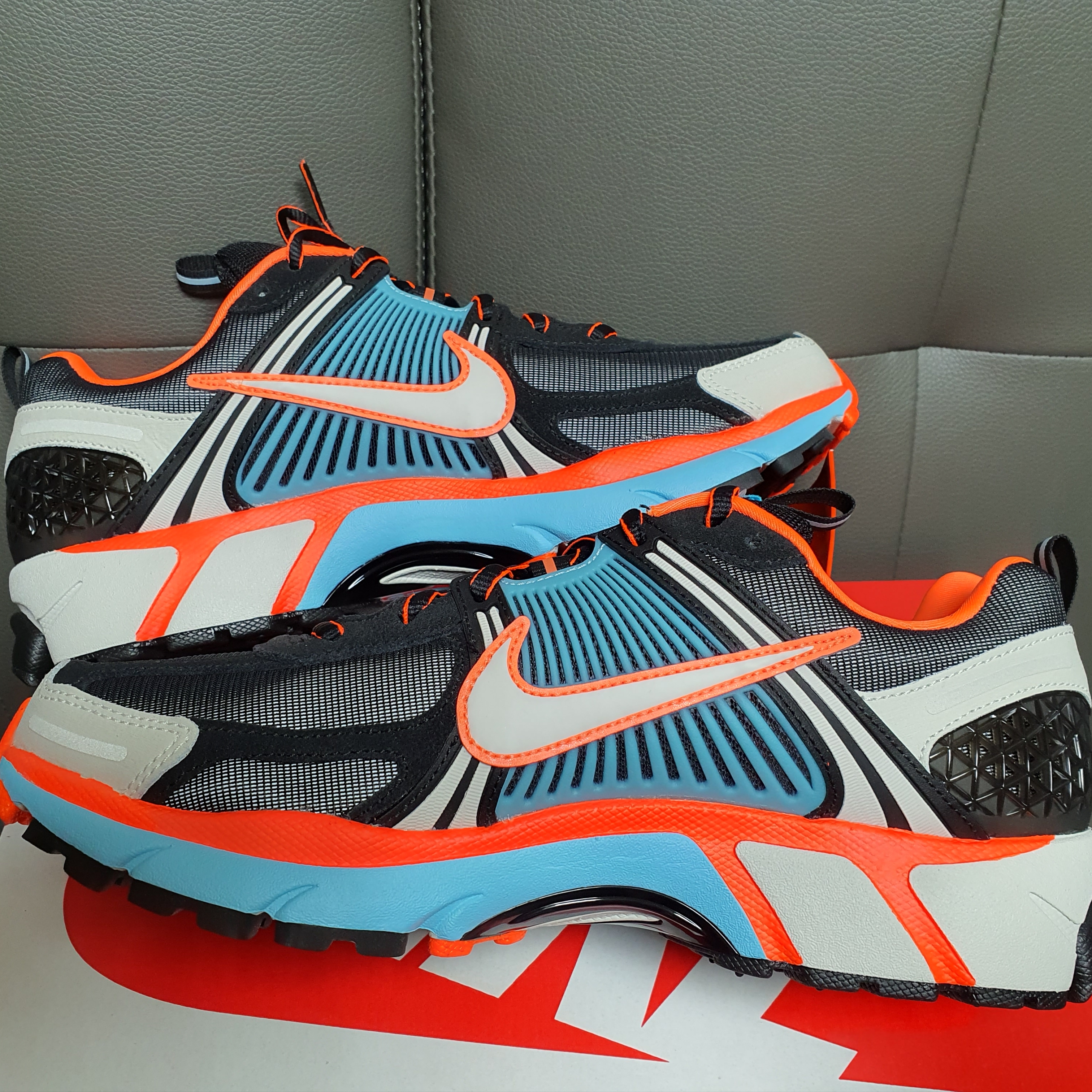 (W) Nike Zoom Vomero 5 Black Blue Gaze 착용 스타일