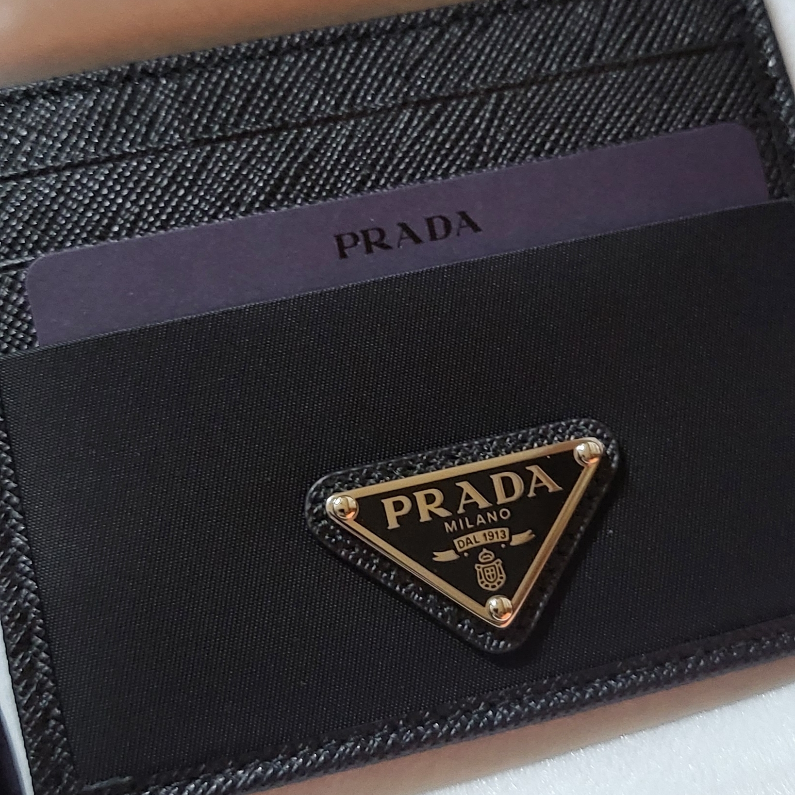Prada Re-Nylon Saffiano Leather Card Holder Black 착용 스타일