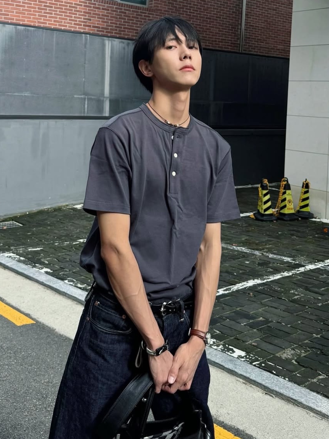 N ARCHIVE Linen Blended Vintage Garment Henry Neck Knit Ivory, Sapiens Waffle Henry Neck Over Fit Short Sleeves White 착용 스타일 - 2